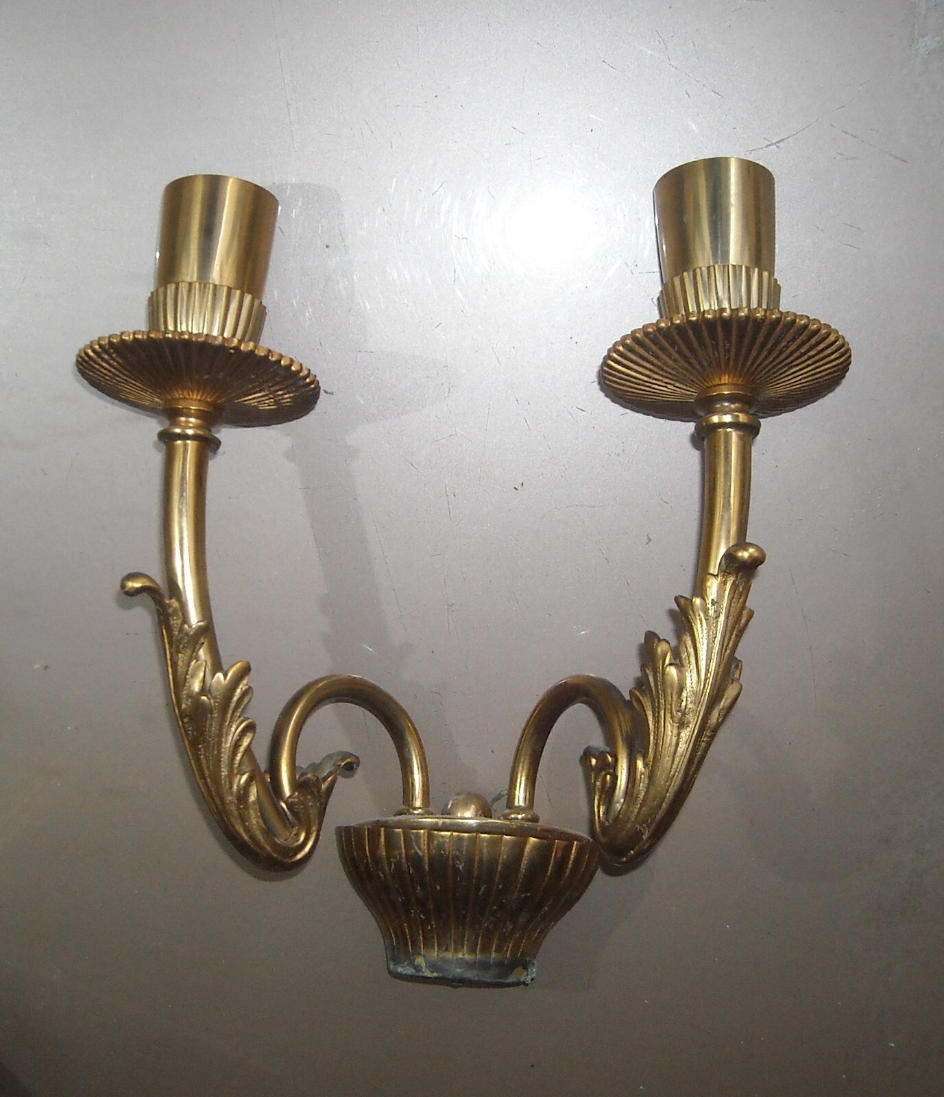Lampada d'Epoca Con Decoro Artistico: Applique Dorata A Due Luci