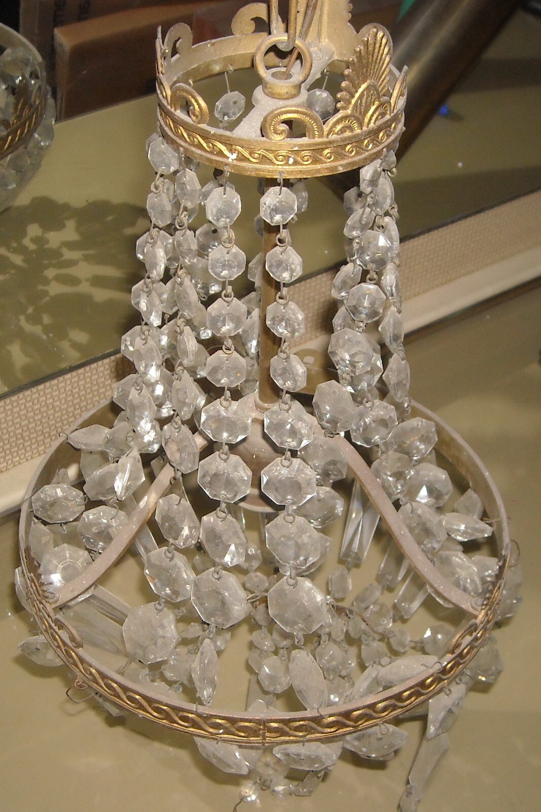 Lampadario d'Epoca In Ottone Dorato Con Prismi In Vetro