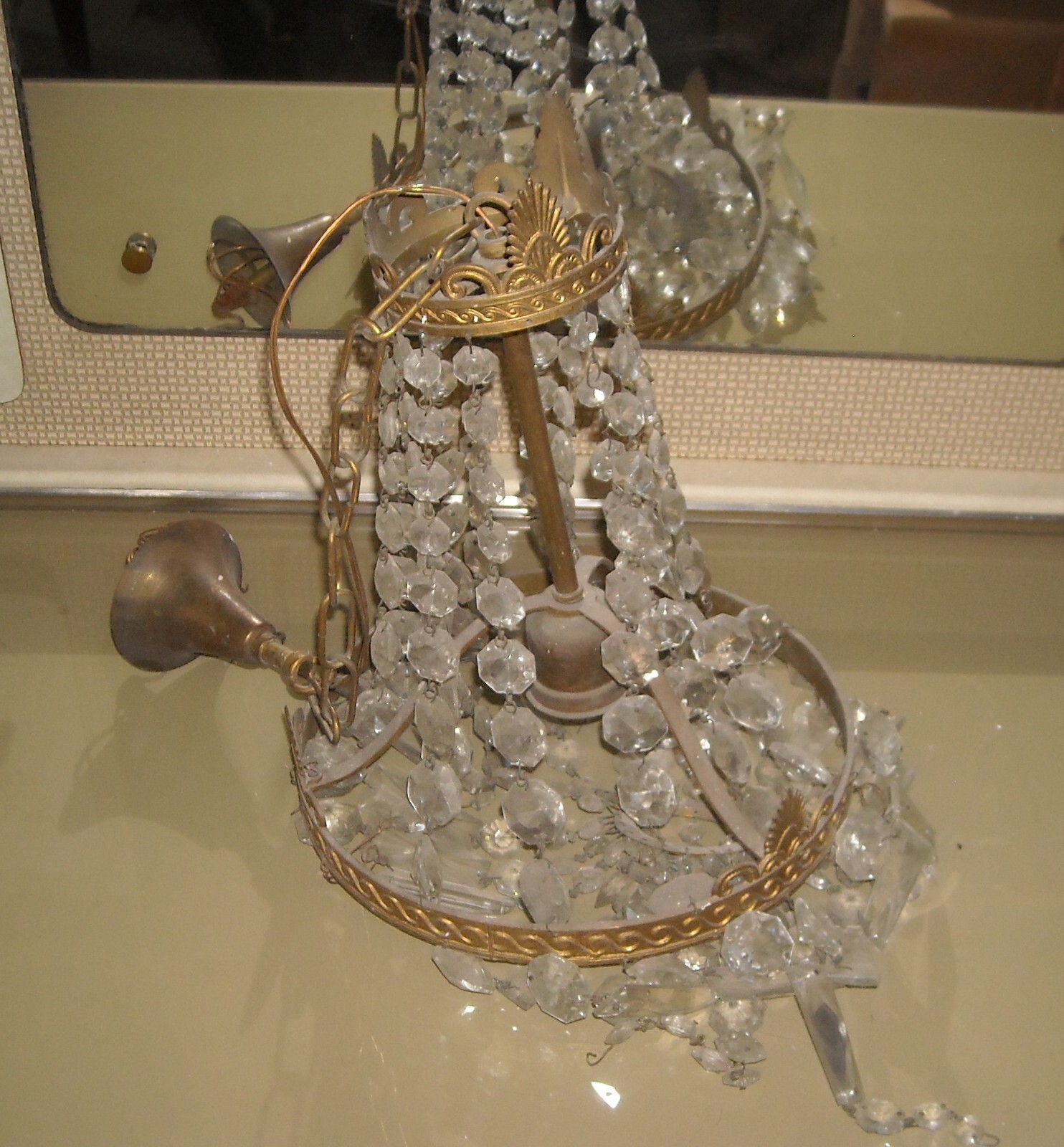 Lampadario d'Epoca In Ottone Dorato Con Prismi In Vetro