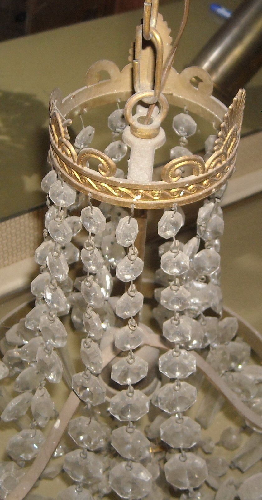 Lampadario d'Epoca In Ottone Dorato Con Prismi In Vetro