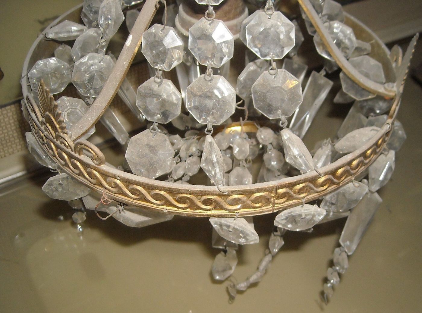 Lampadario d'Epoca In Ottone Dorato Con Prismi In Vetro