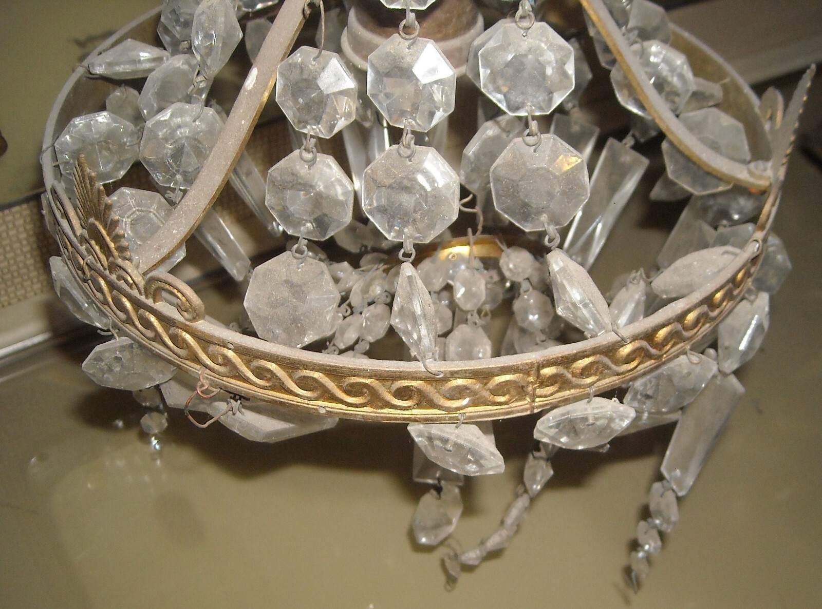 Lampadario d'Epoca In Ottone Dorato Con Prismi In Vetro
