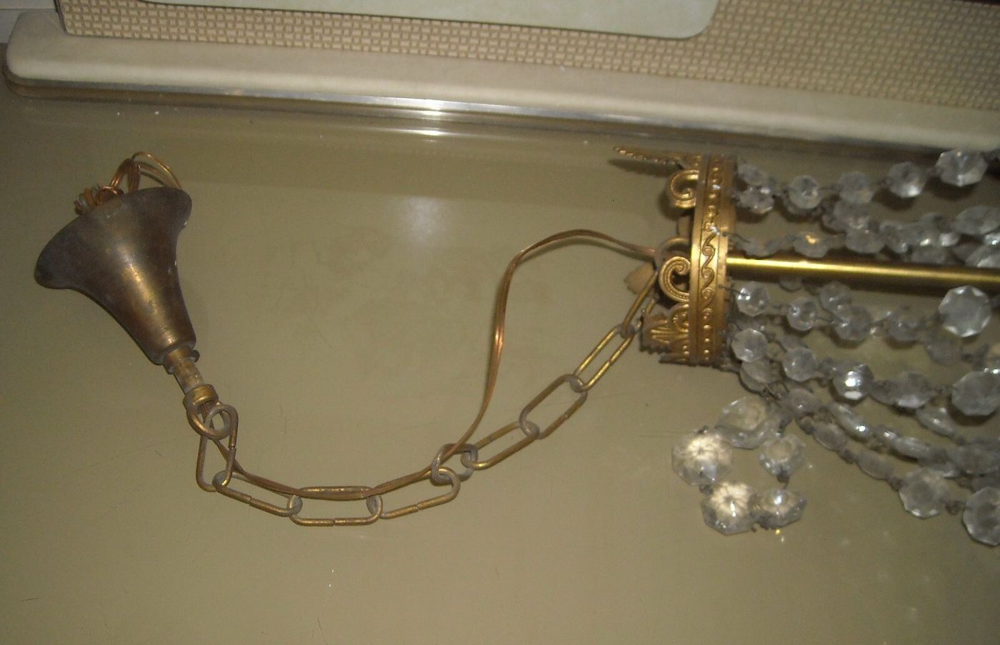 Lampadario d'Epoca In Ottone Dorato Con Prismi In Vetro