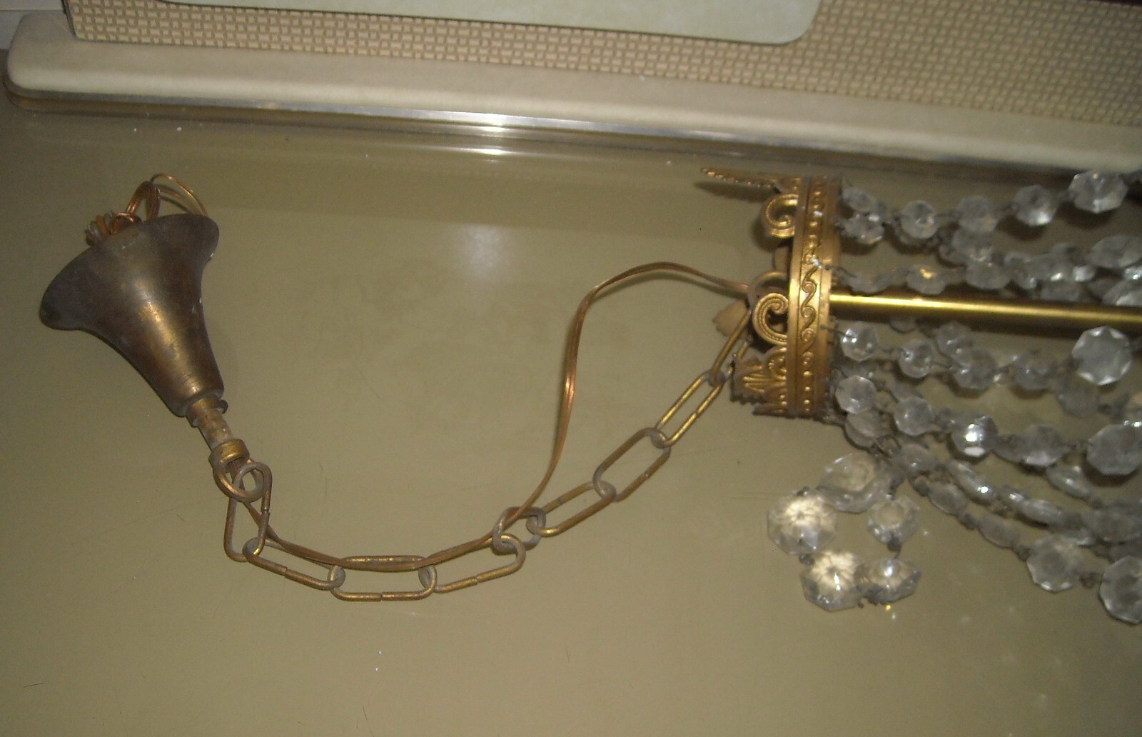 Lampadario d'Epoca In Ottone Dorato Con Prismi In Vetro