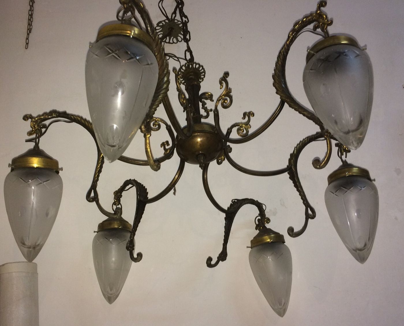 Lampadario d'Epoca Anni '50 In Metallo Bronzato E Coppe In Vetro Molato