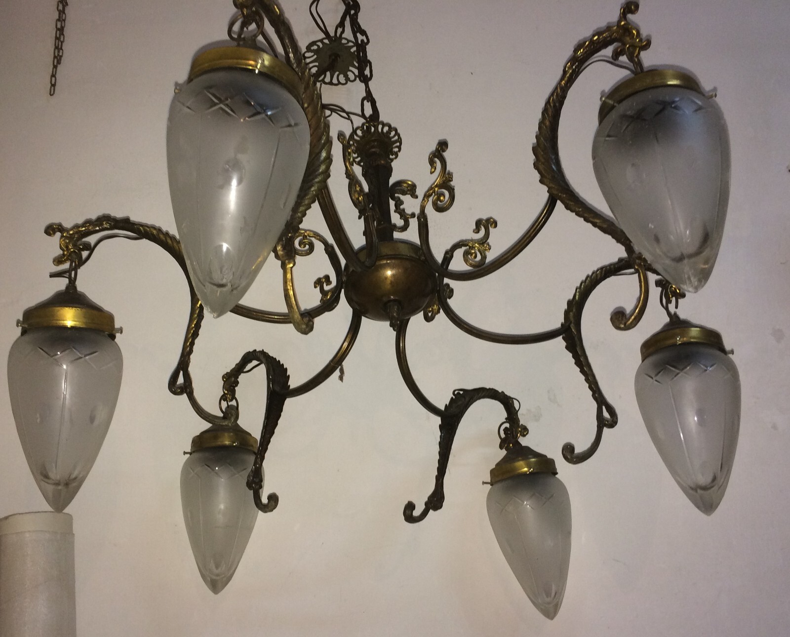 Lampadario d'Epoca Anni '50 In Metallo Bronzato E Coppe In Vetro Molato