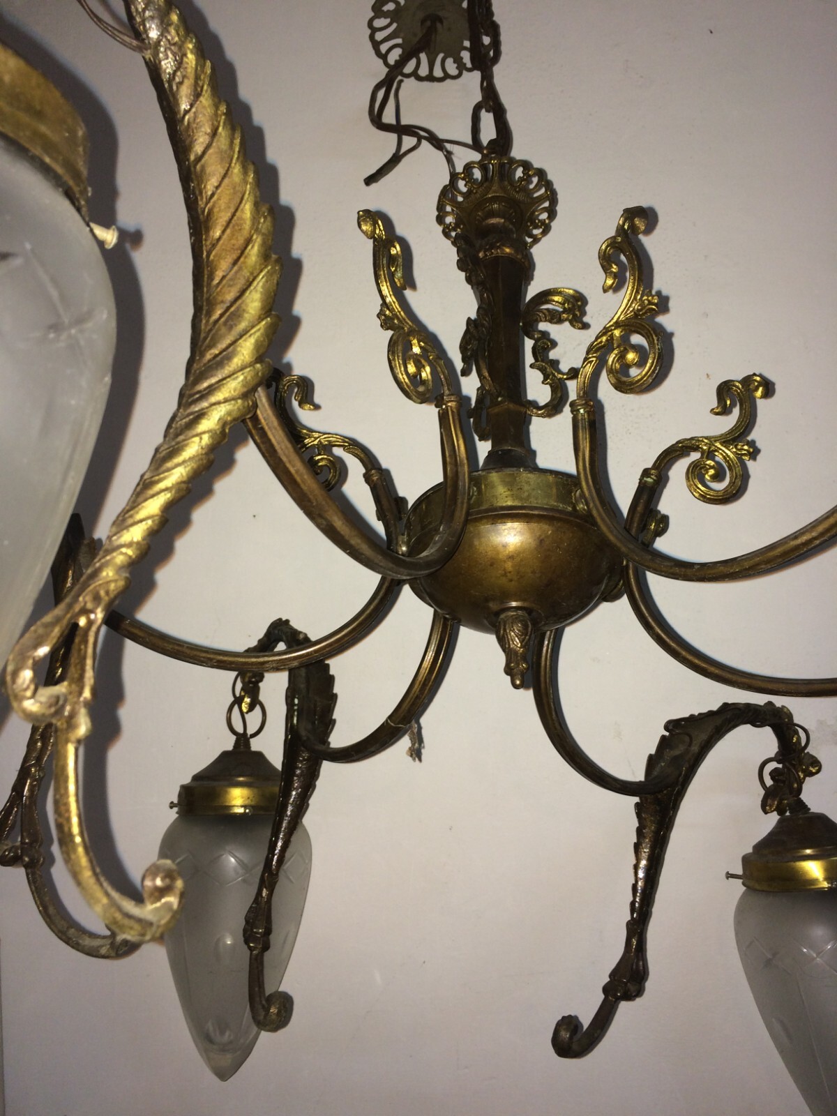 Lampadario d'Epoca Anni '50 In Metallo Bronzato E Coppe In Vetro Molato