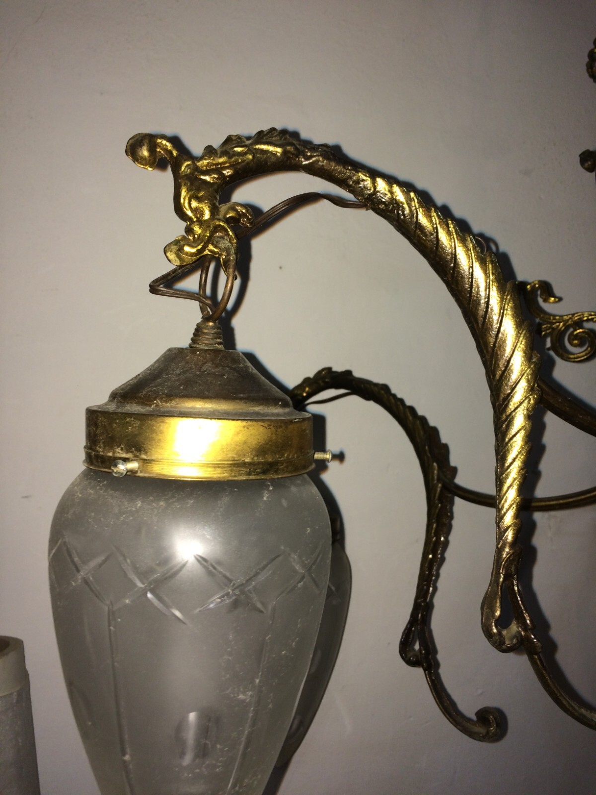 Lampadario d'Epoca Anni '50 In Metallo Bronzato E Coppe In Vetro Molato