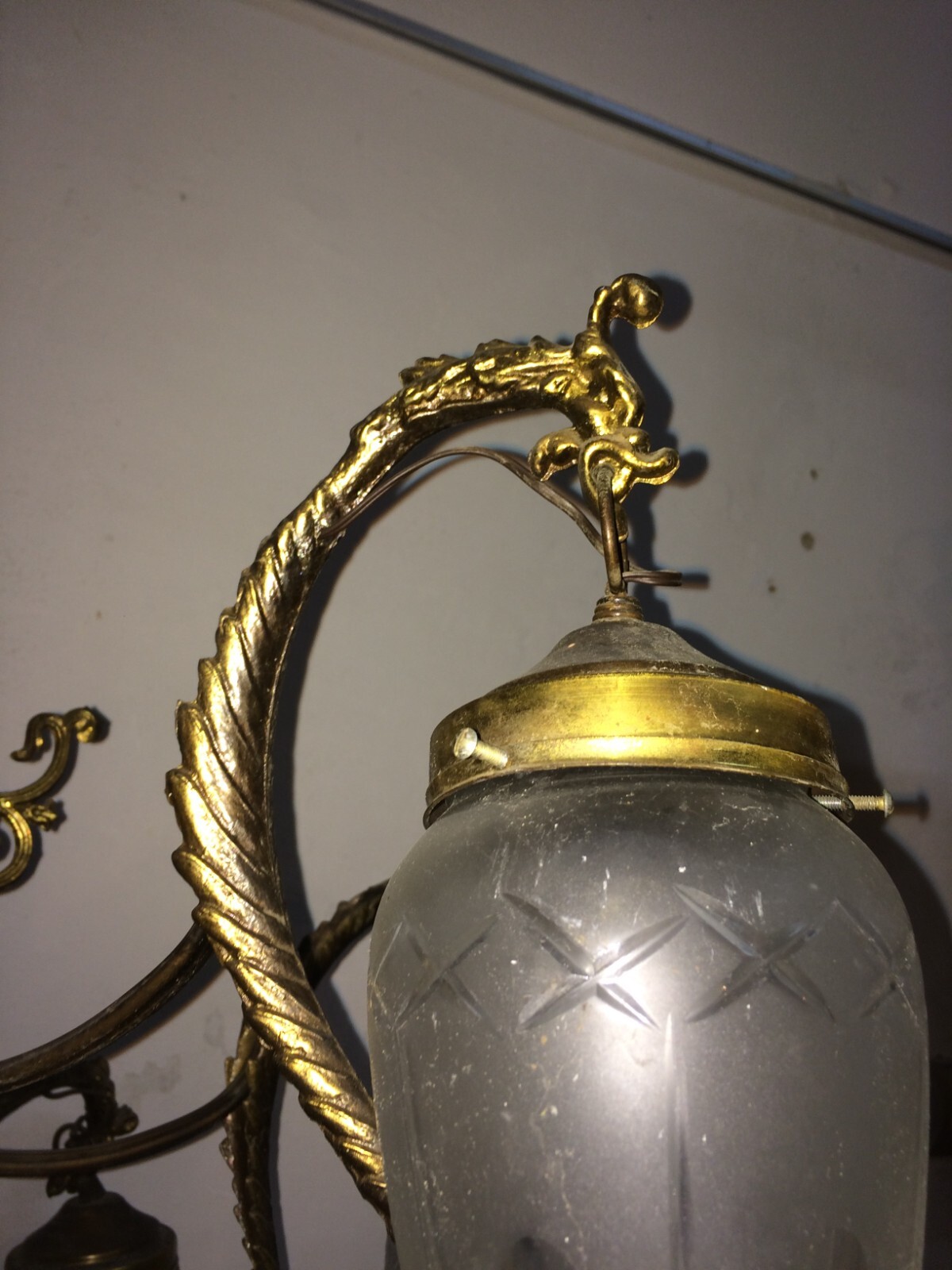 Lampadario d'Epoca Anni '50 In Metallo Bronzato E Coppe In Vetro Molato