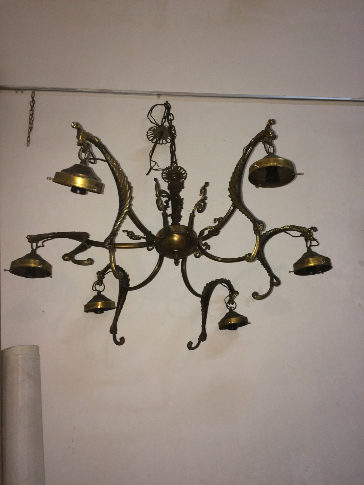Lampadario d'Epoca Anni '50 In Metallo Bronzato E Coppe In Vetro Molato