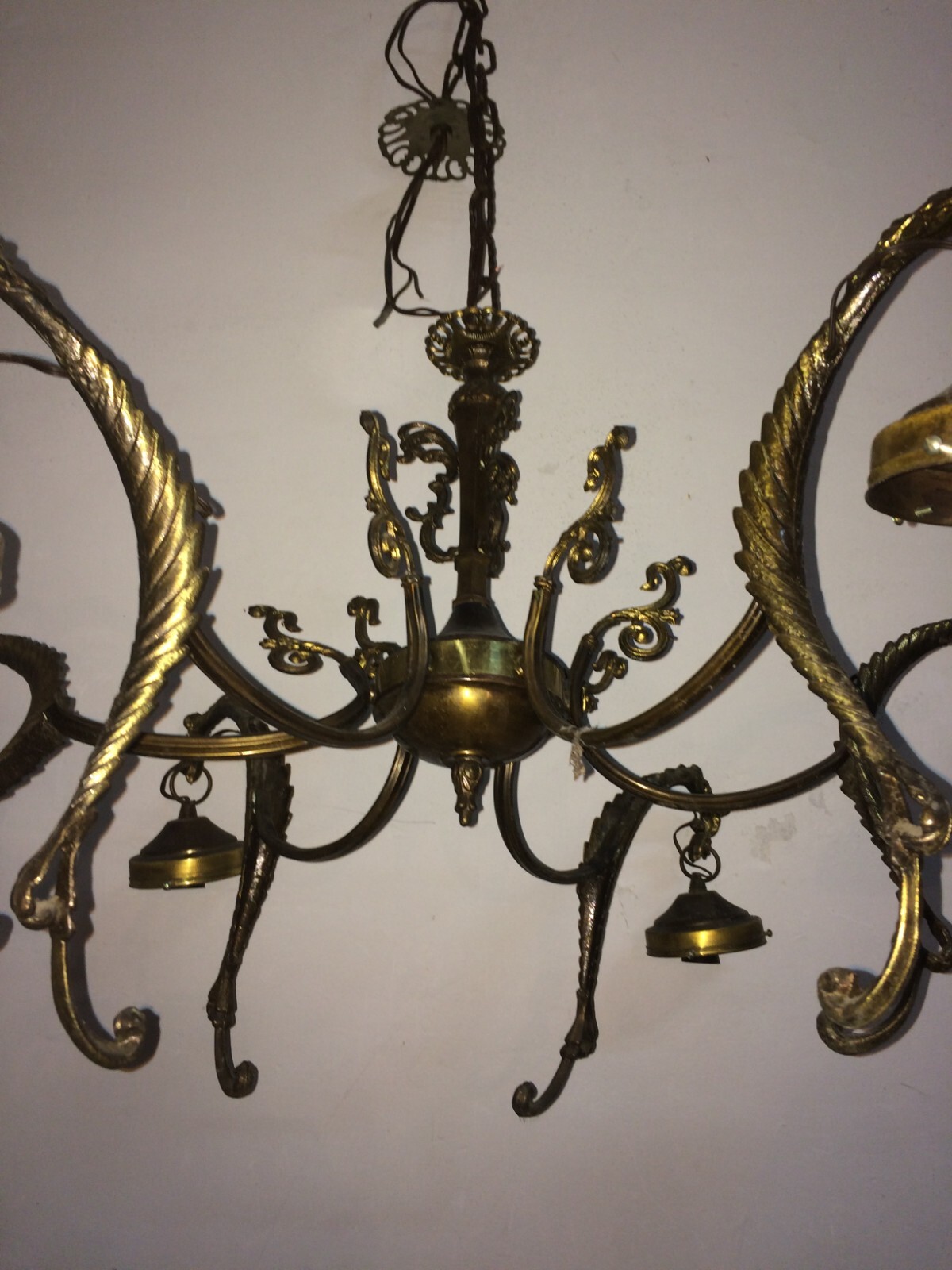 Lampadario d'Epoca Anni '50 In Metallo Bronzato E Coppe In Vetro Molato