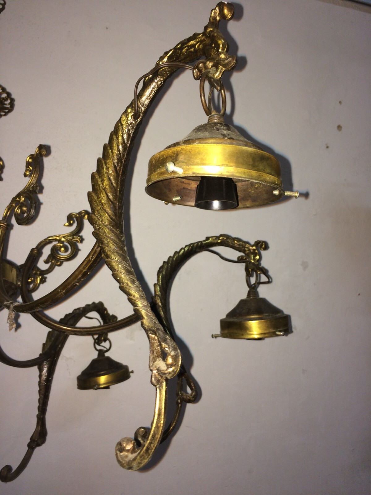 Lampadario d'Epoca Anni '50 In Metallo Bronzato E Coppe In Vetro Molato