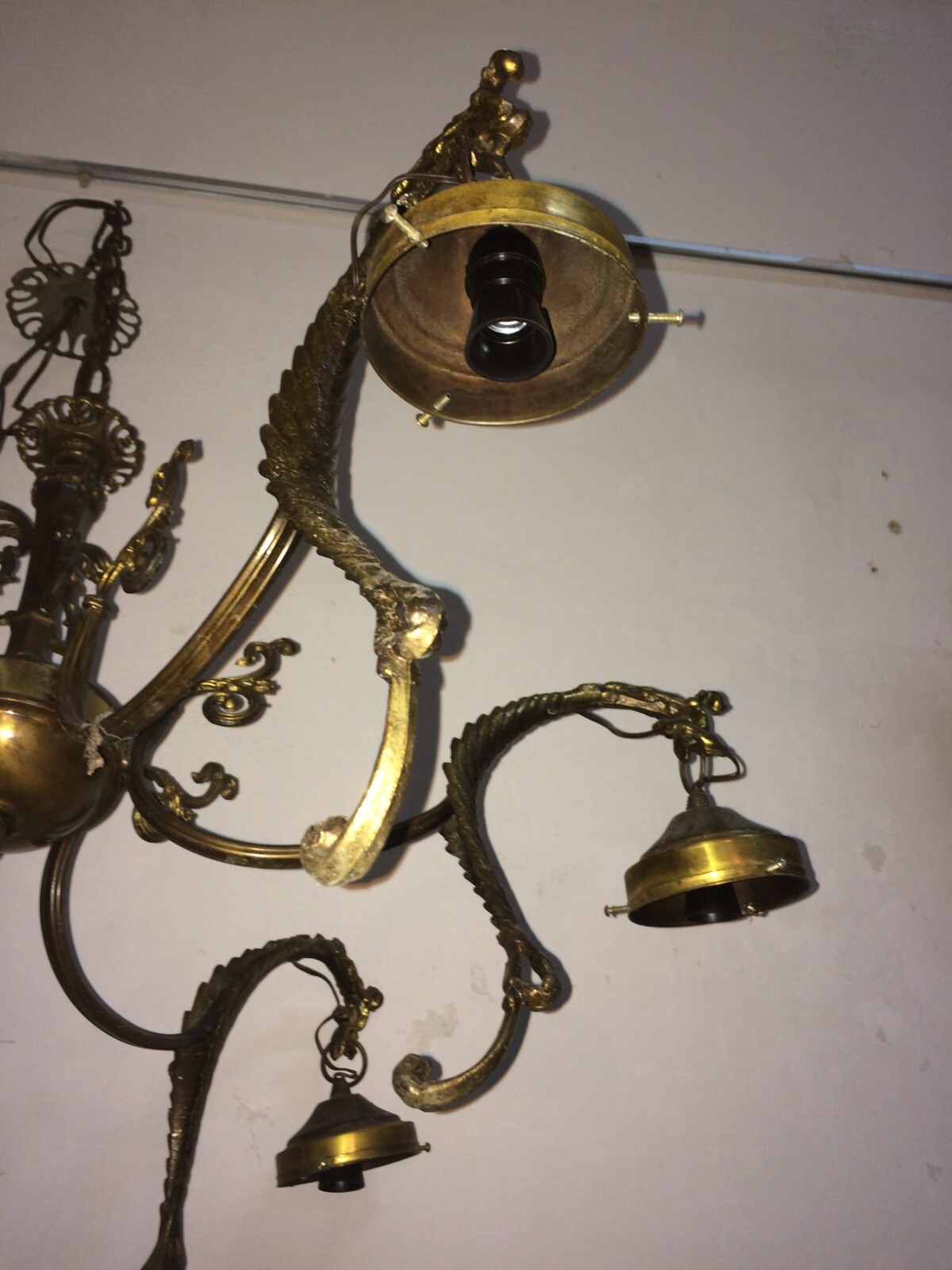 Lampadario d'Epoca Anni '50 In Metallo Bronzato E Coppe In Vetro Molato
