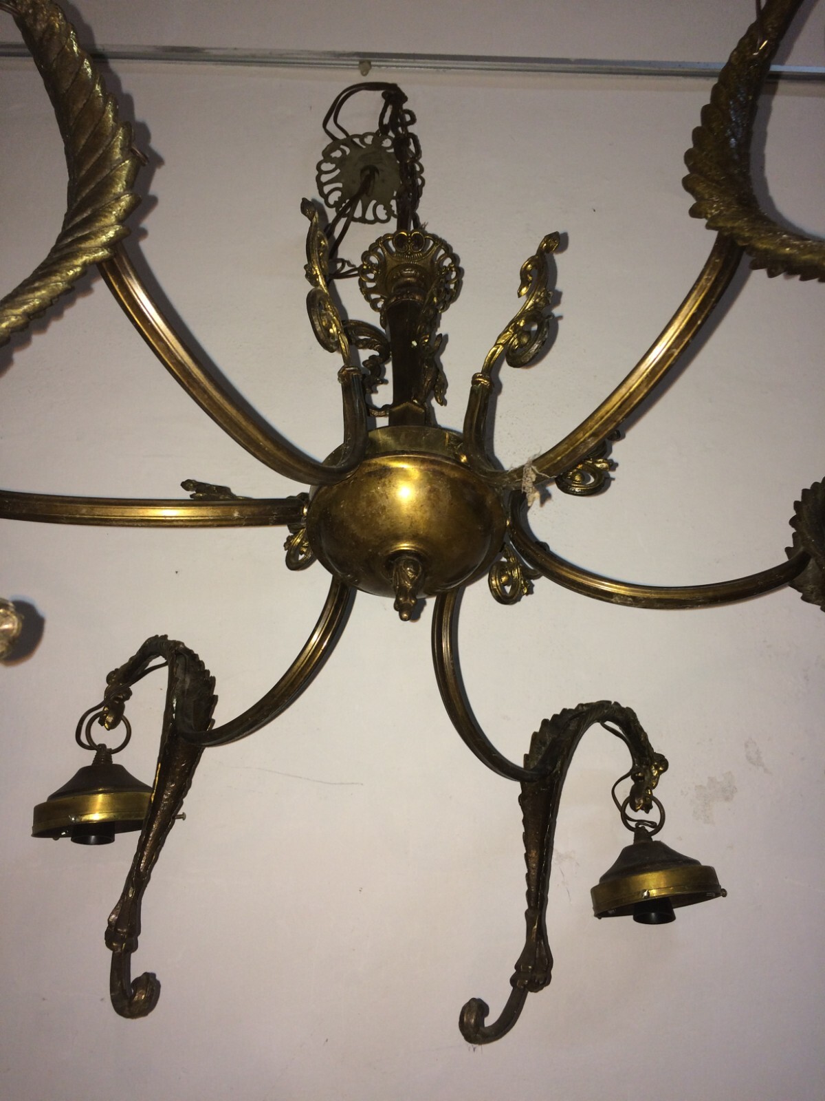 Lampadario d'Epoca Anni '50 In Metallo Bronzato E Coppe In Vetro Molato