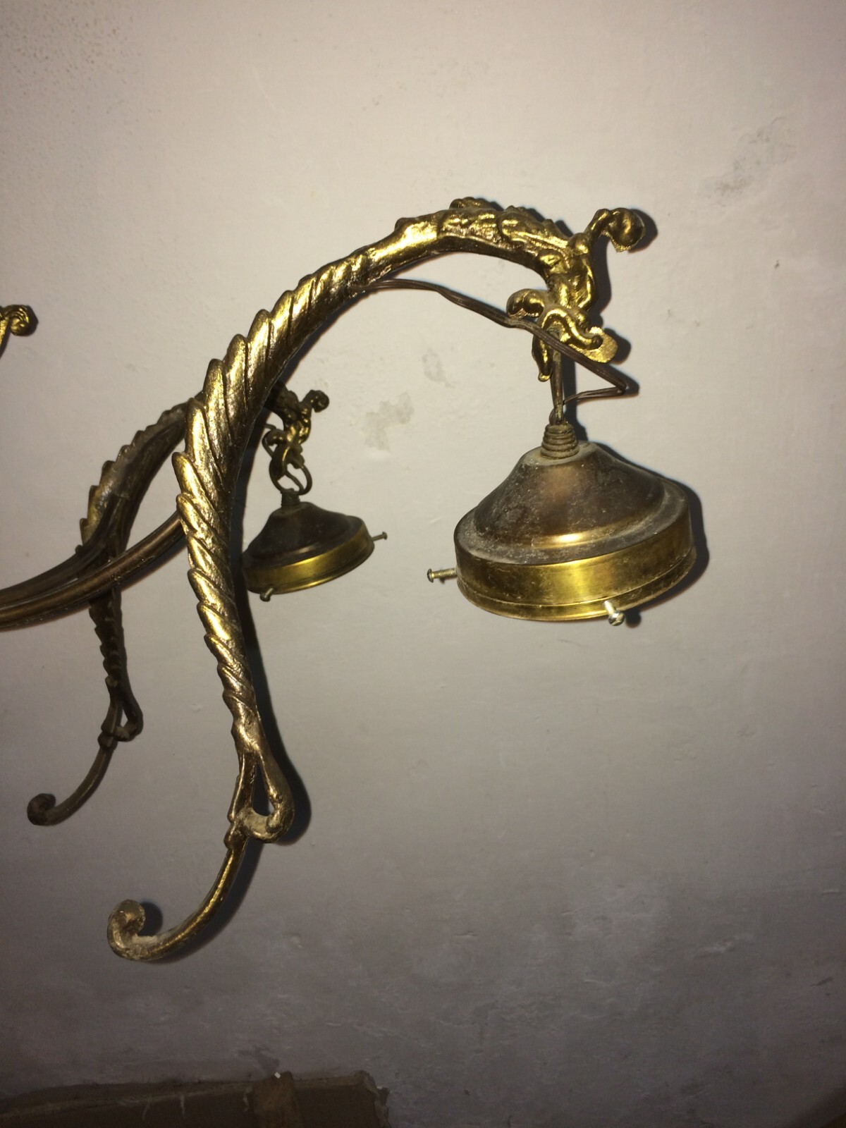 Lampadario d'Epoca Anni '50 In Metallo Bronzato E Coppe In Vetro Molato
