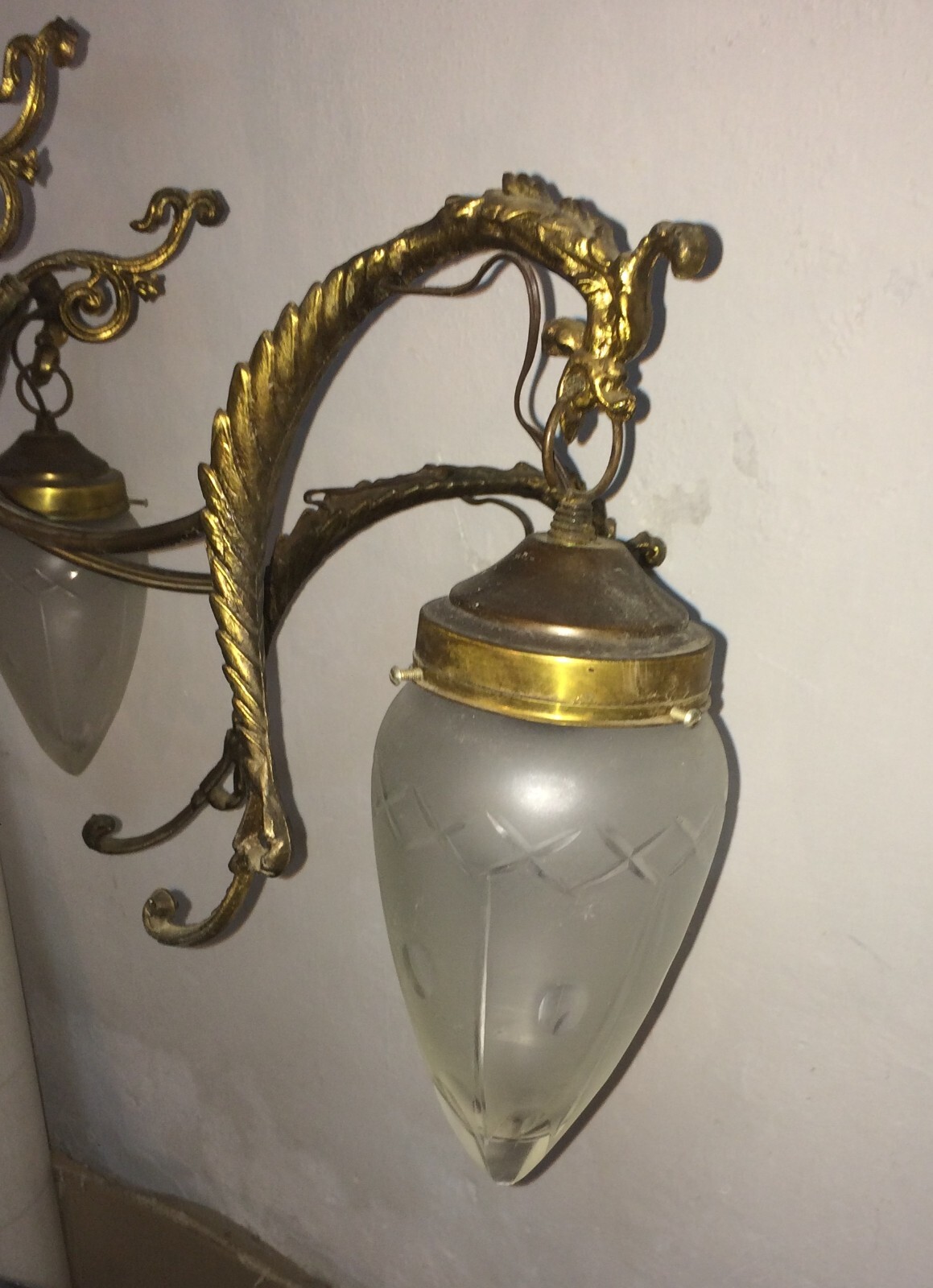 Lampadario d'Epoca Anni '50 In Metallo Bronzato E Coppe In Vetro Molato