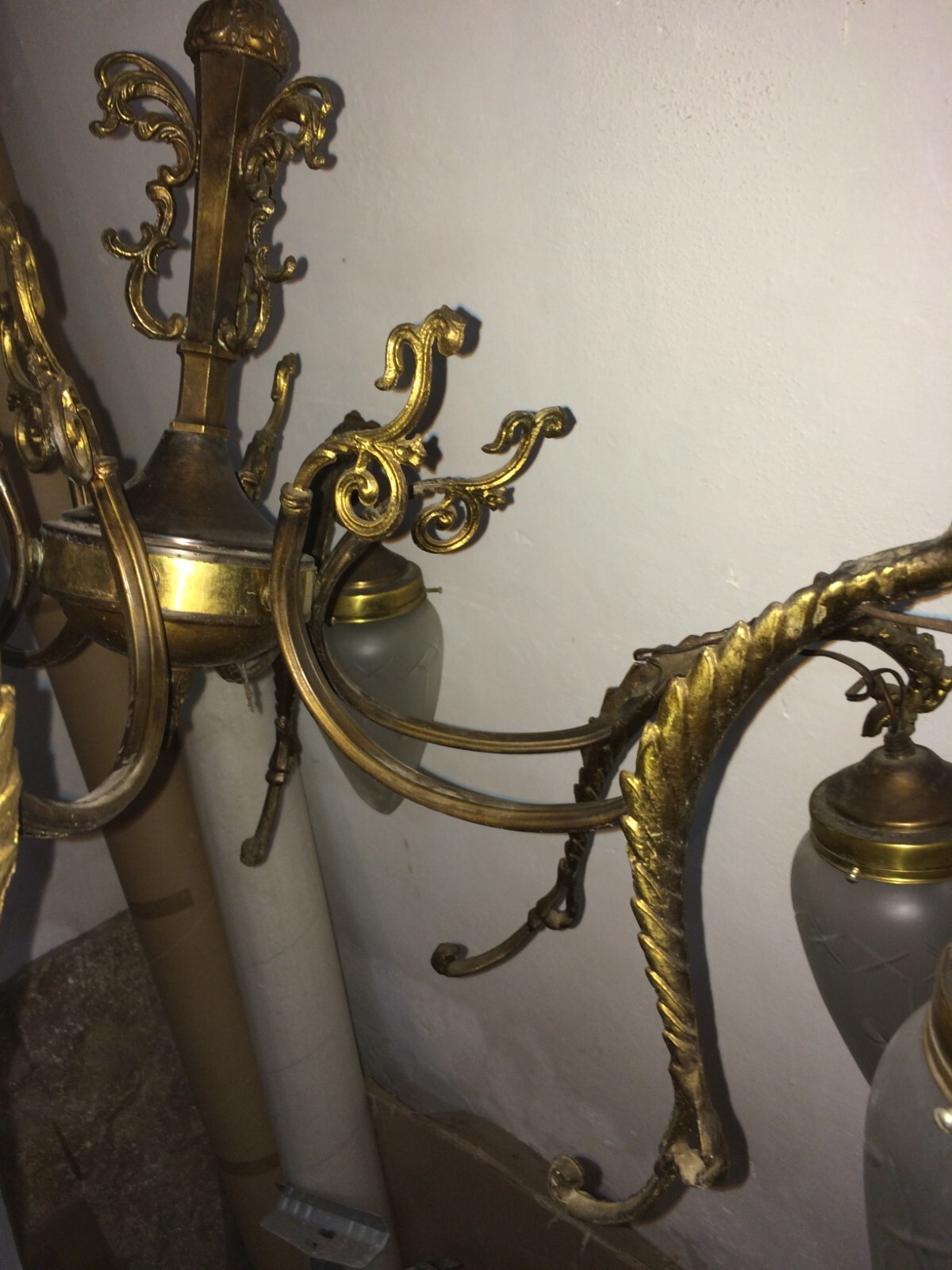 Lampadario d'Epoca Anni '50 In Metallo Bronzato E Coppe In Vetro Molato