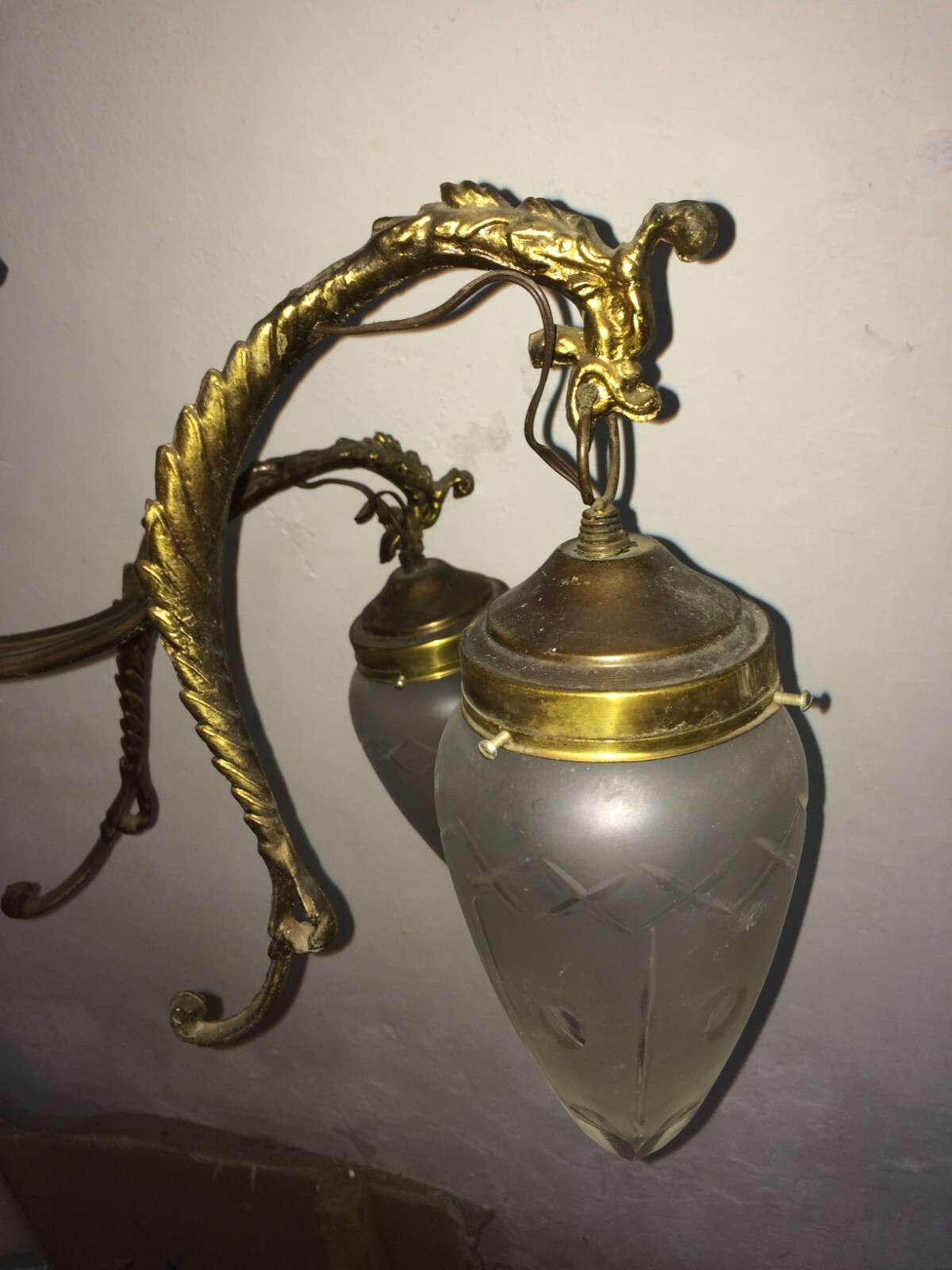 Lampadario d'Epoca Anni '50 In Metallo Bronzato E Coppe In Vetro Molato