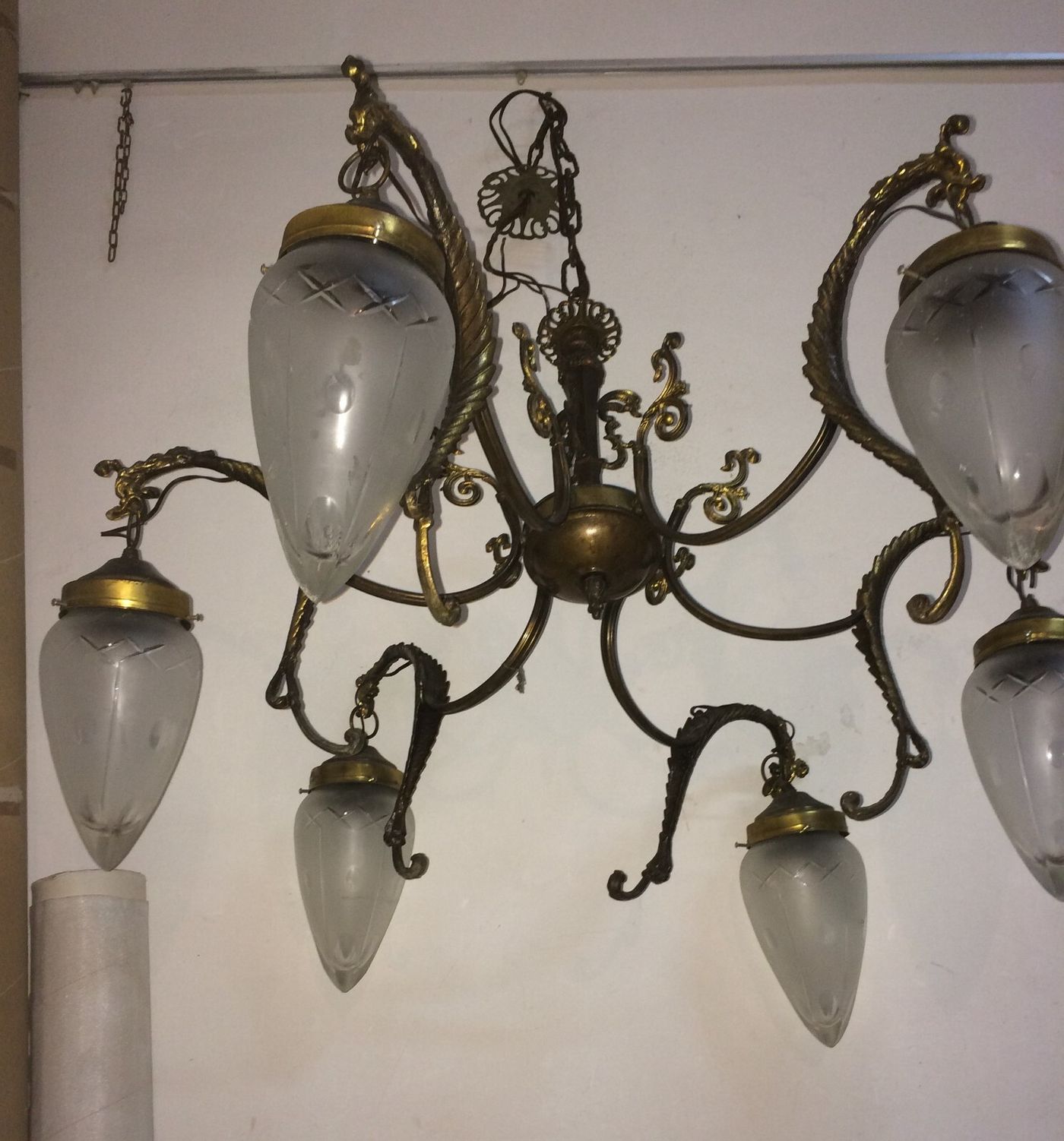 Lampadario d'Epoca Anni '50 In Metallo Bronzato E Coppe In Vetro Molato