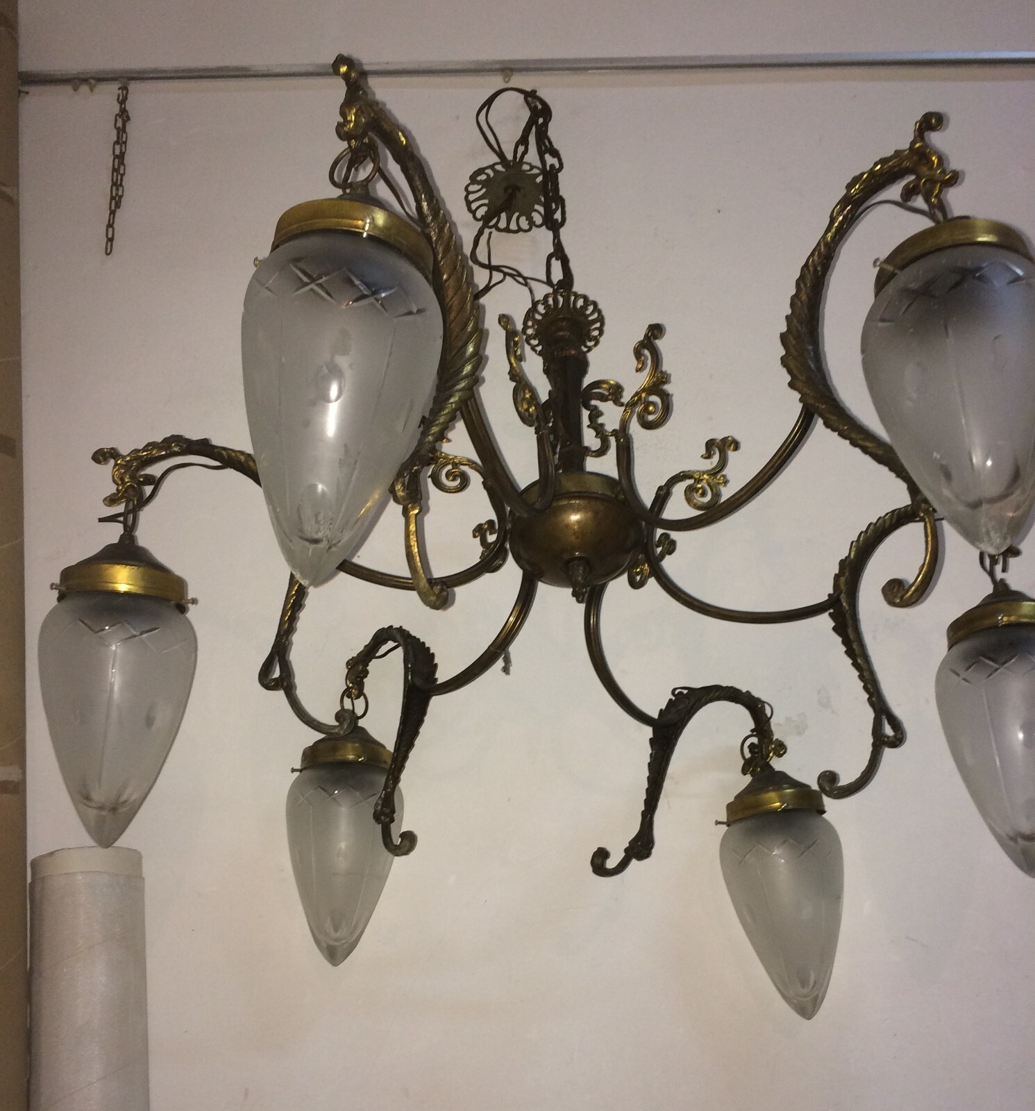 Lampadario d'Epoca Anni '50 In Metallo Bronzato E Coppe In Vetro Molato