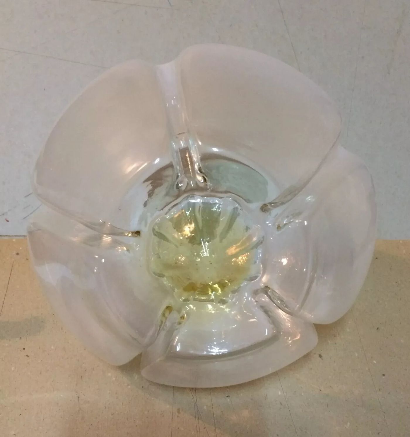 Coppa Per Lampada In Vetro Con Introflessioni Decorative