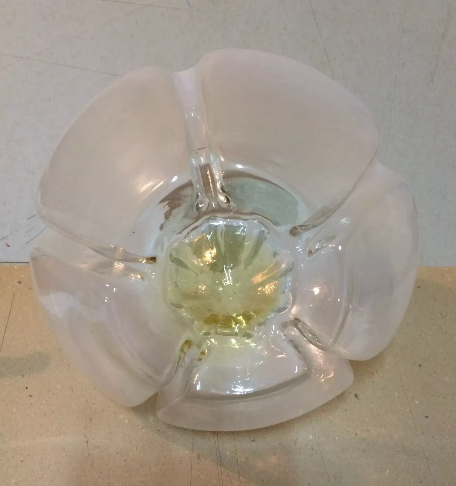 Coppa Per Lampada In Vetro Con Introflessioni Decorative