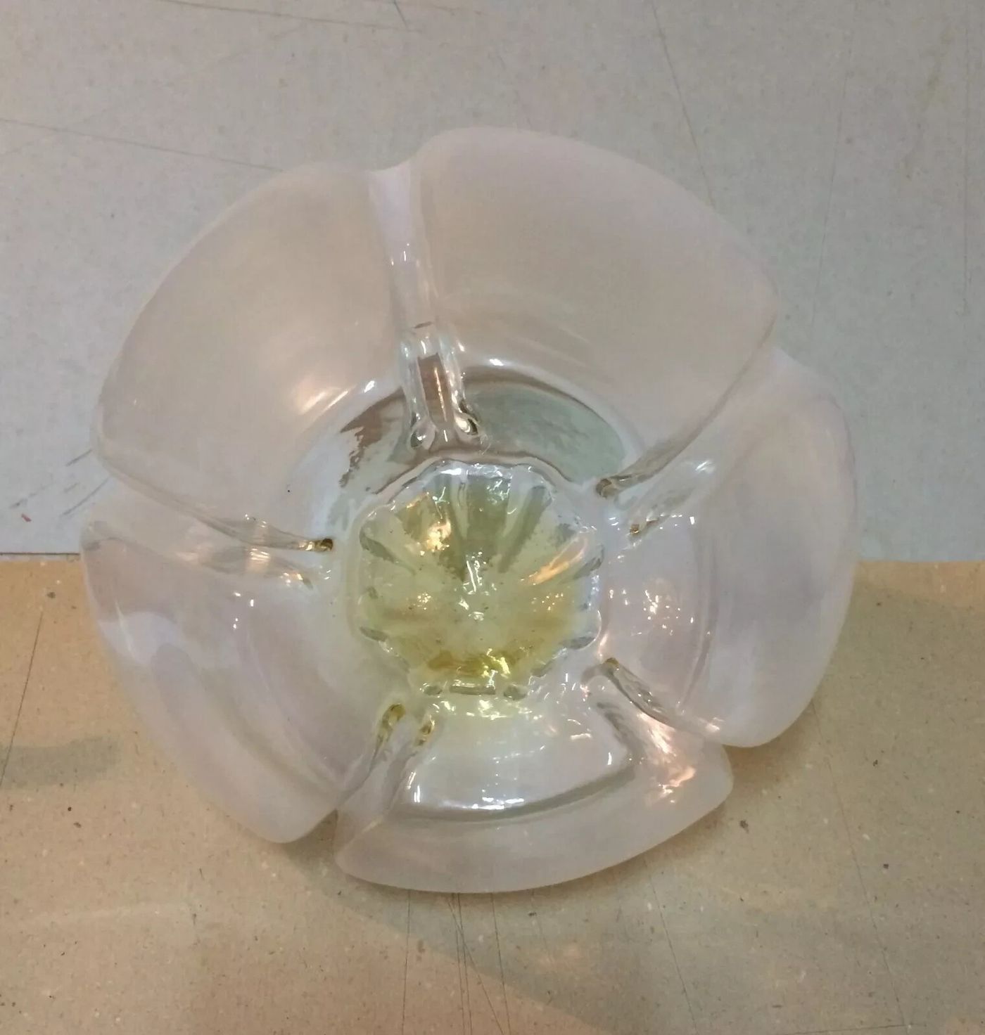 Coppa Per Lampada In Vetro Con Introflessioni Decorative