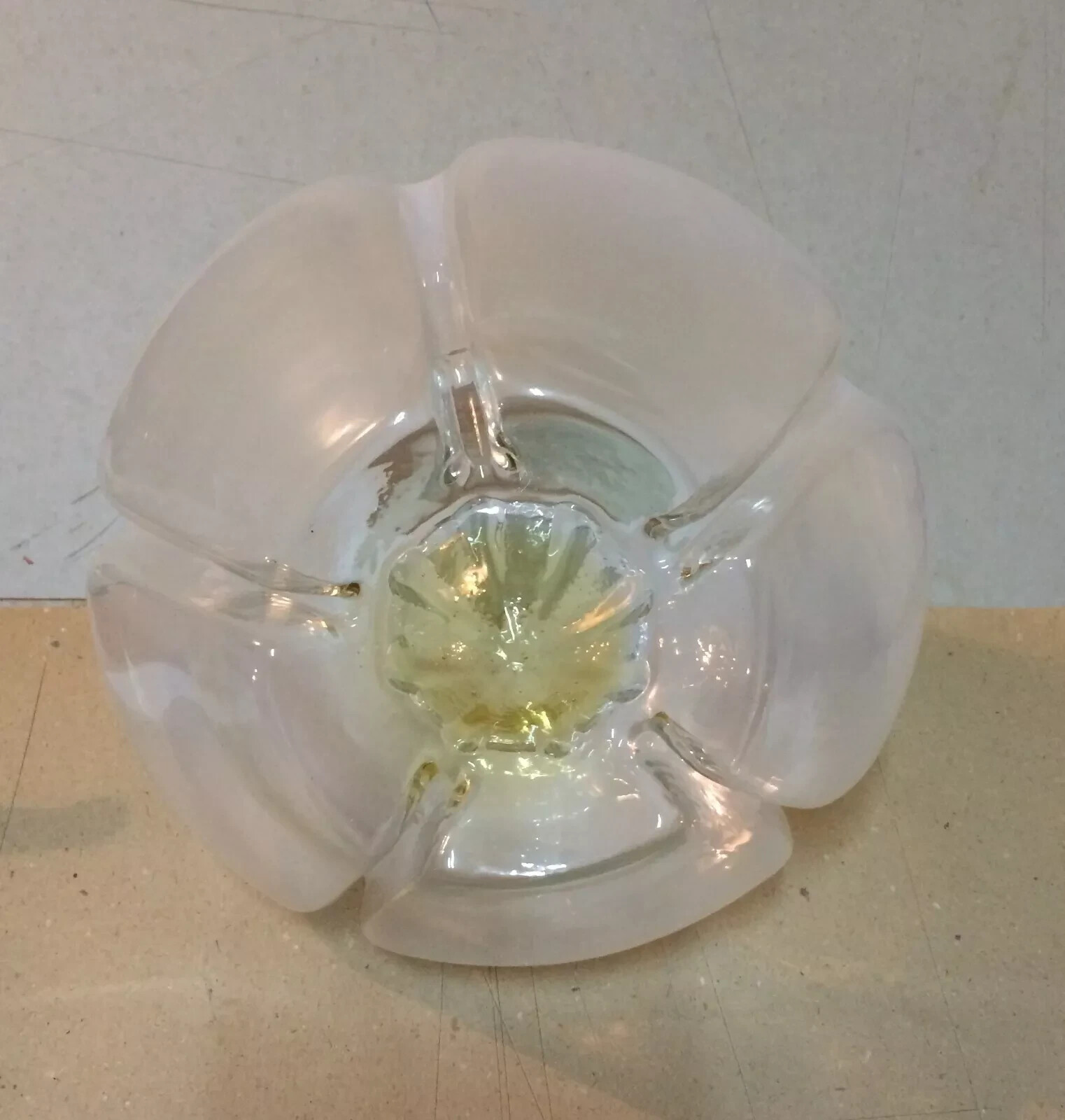 Coppa Per Lampada In Vetro Con Introflessioni Decorative