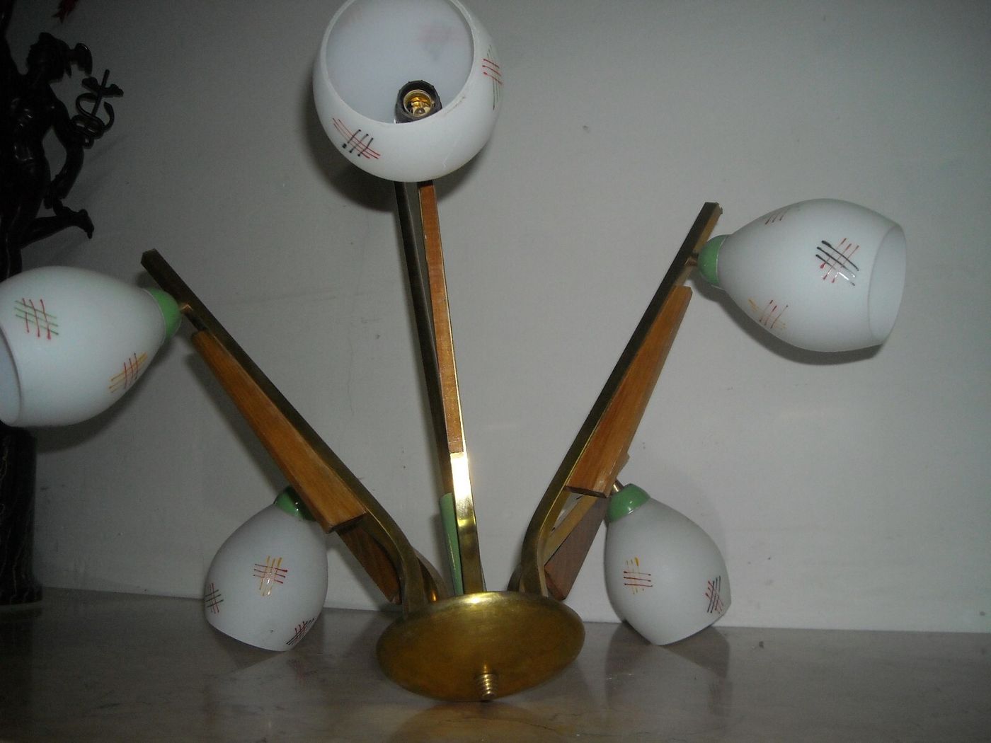 Lampadario d'Epoca In Ottone E Vetro Opalescente, Metà '900