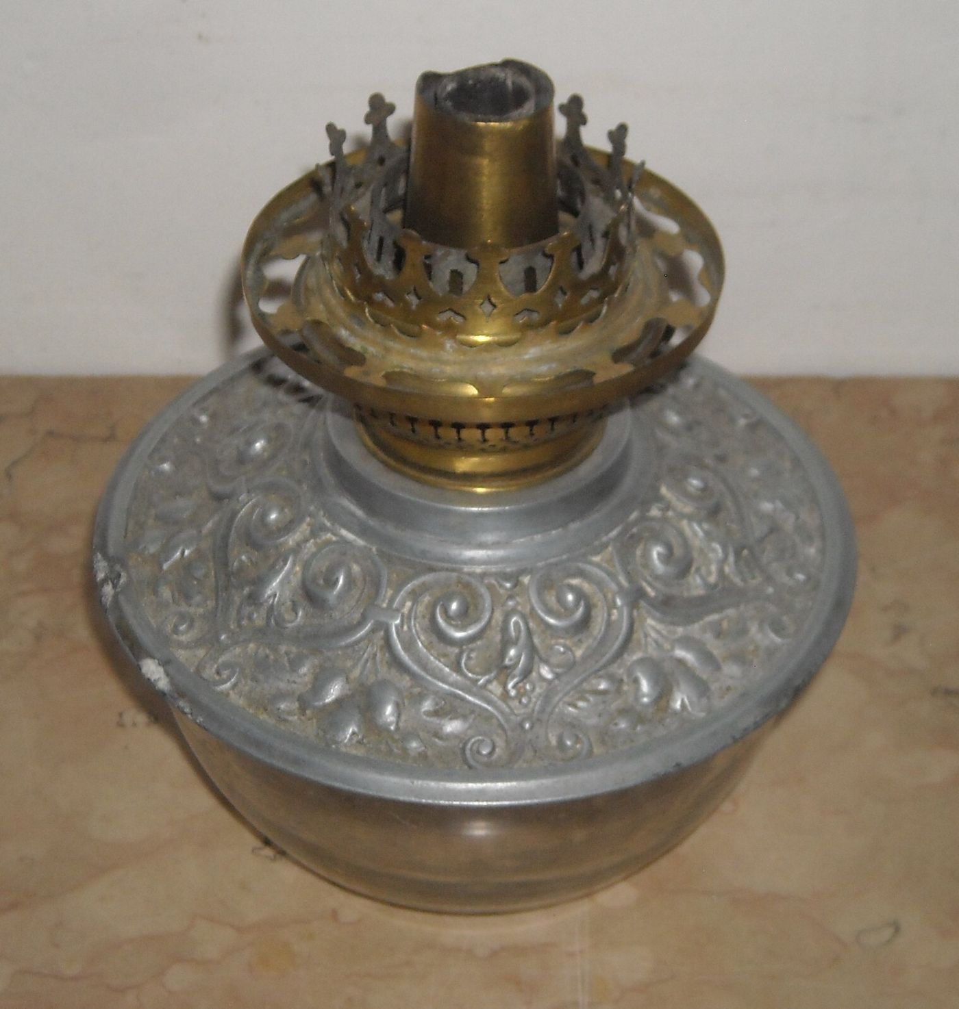 Antica Lampada In Vetro Con Artistica Copertura E Decori In Rilievo, Santini, Ferrara