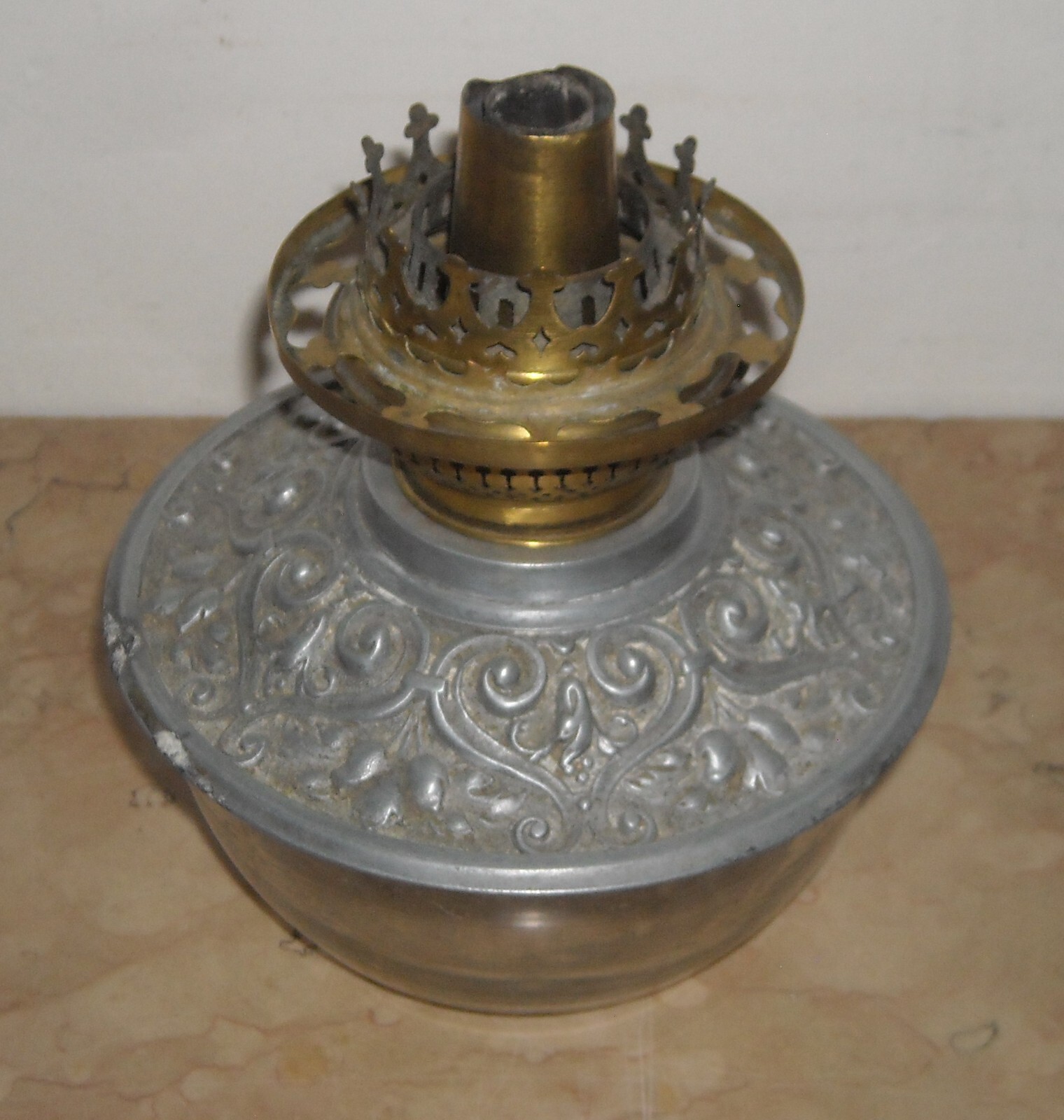 Antica Lampada In Vetro Con Artistica Copertura E Decori In Rilievo, Santini, Ferrara
