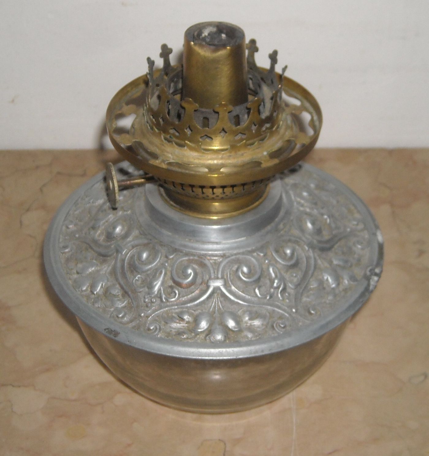 Antica Lampada In Vetro Con Artistica Copertura E Decori In Rilievo, Santini, Ferrara