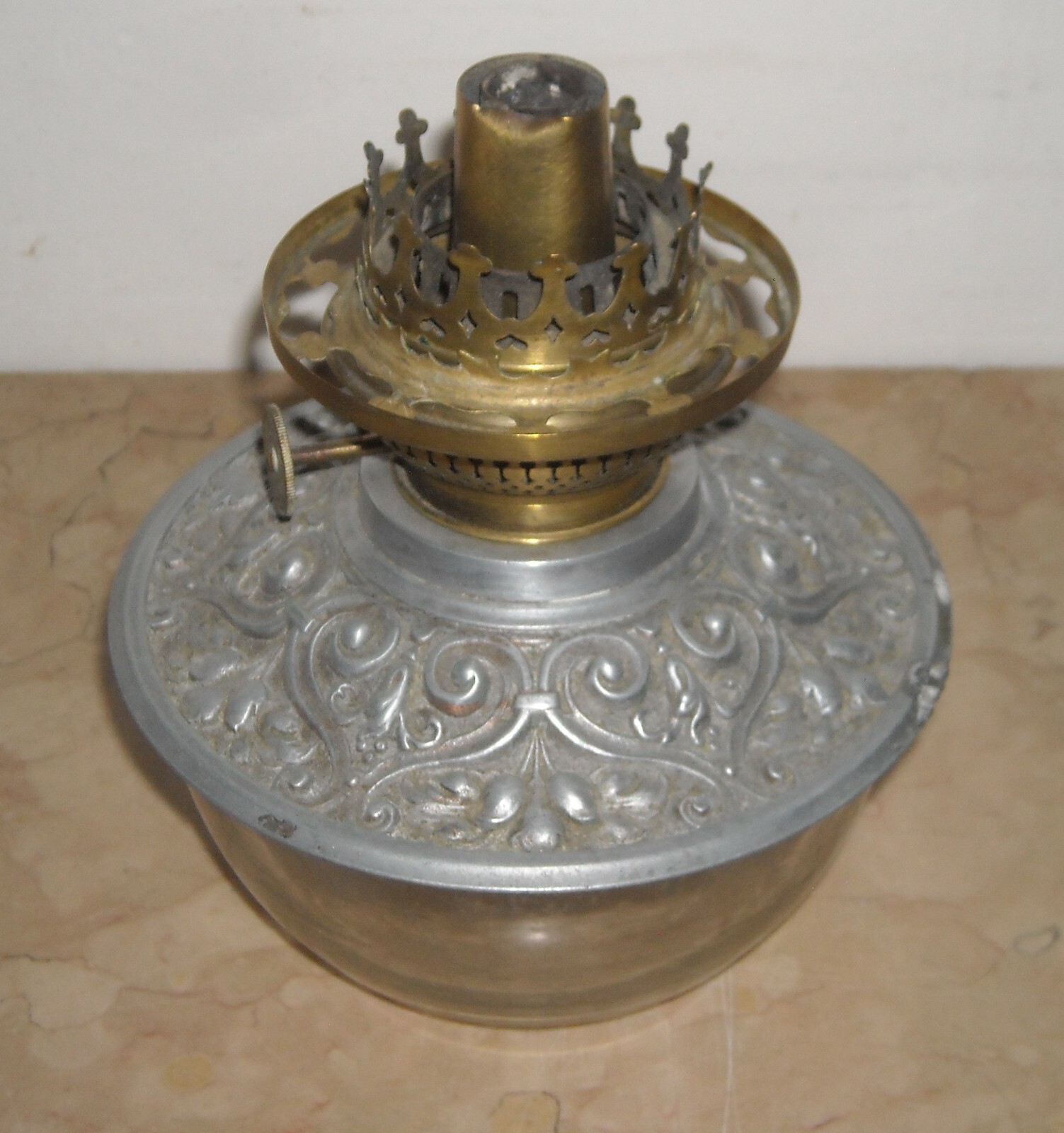 Antica Lampada In Vetro Con Artistica Copertura E Decori In Rilievo, Santini, Ferrara
