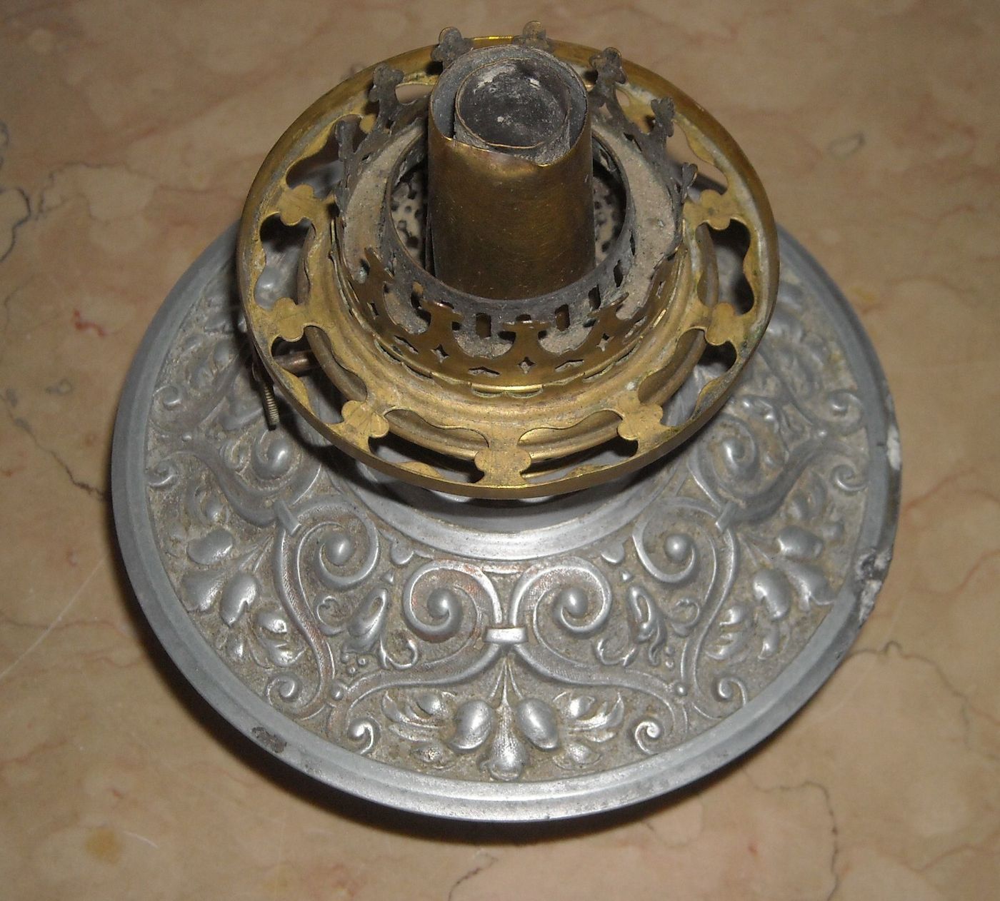 Antica Lampada In Vetro Con Artistica Copertura E Decori In Rilievo, Santini, Ferrara