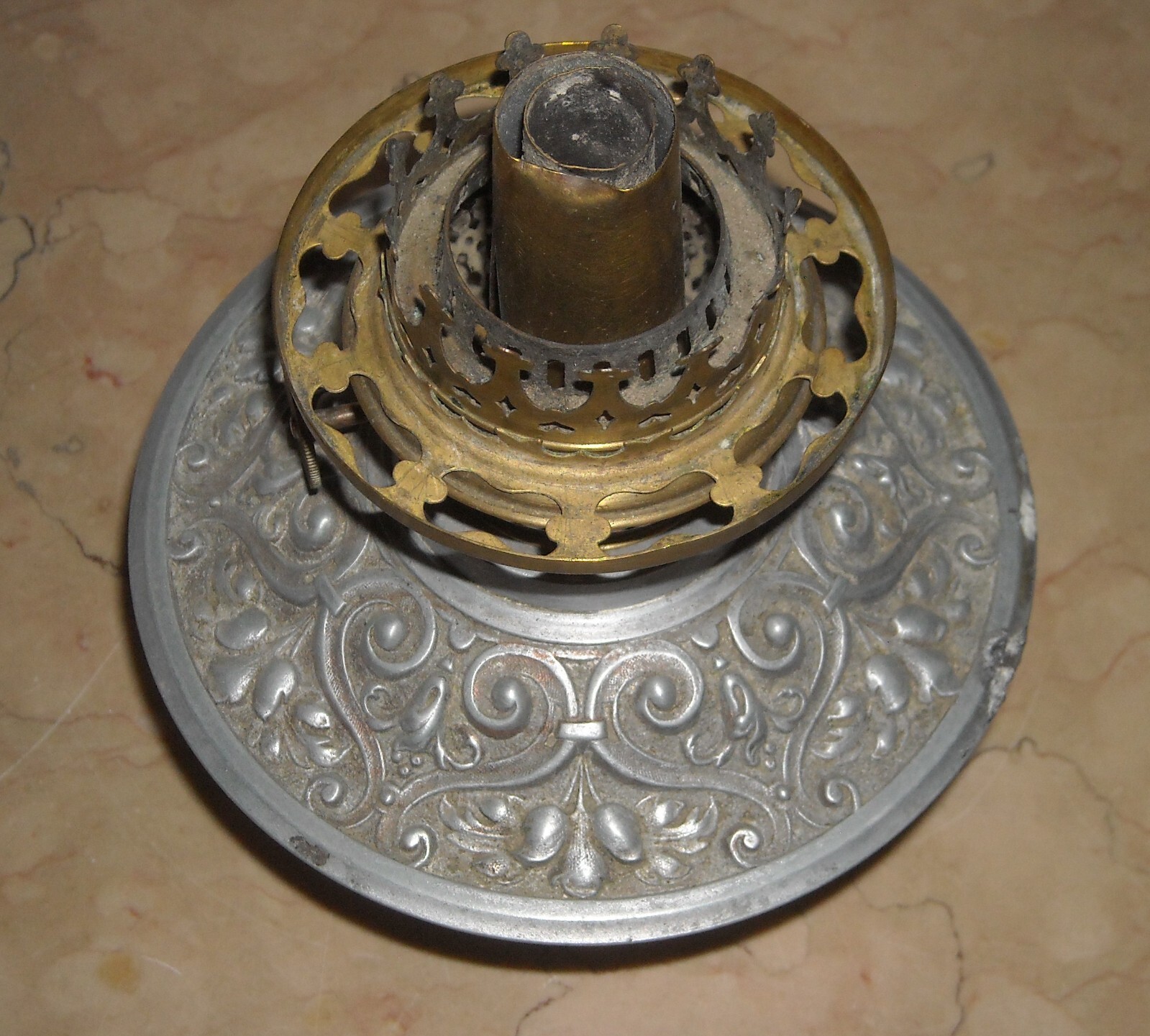 Antica Lampada In Vetro Con Artistica Copertura E Decori In Rilievo, Santini, Ferrara
