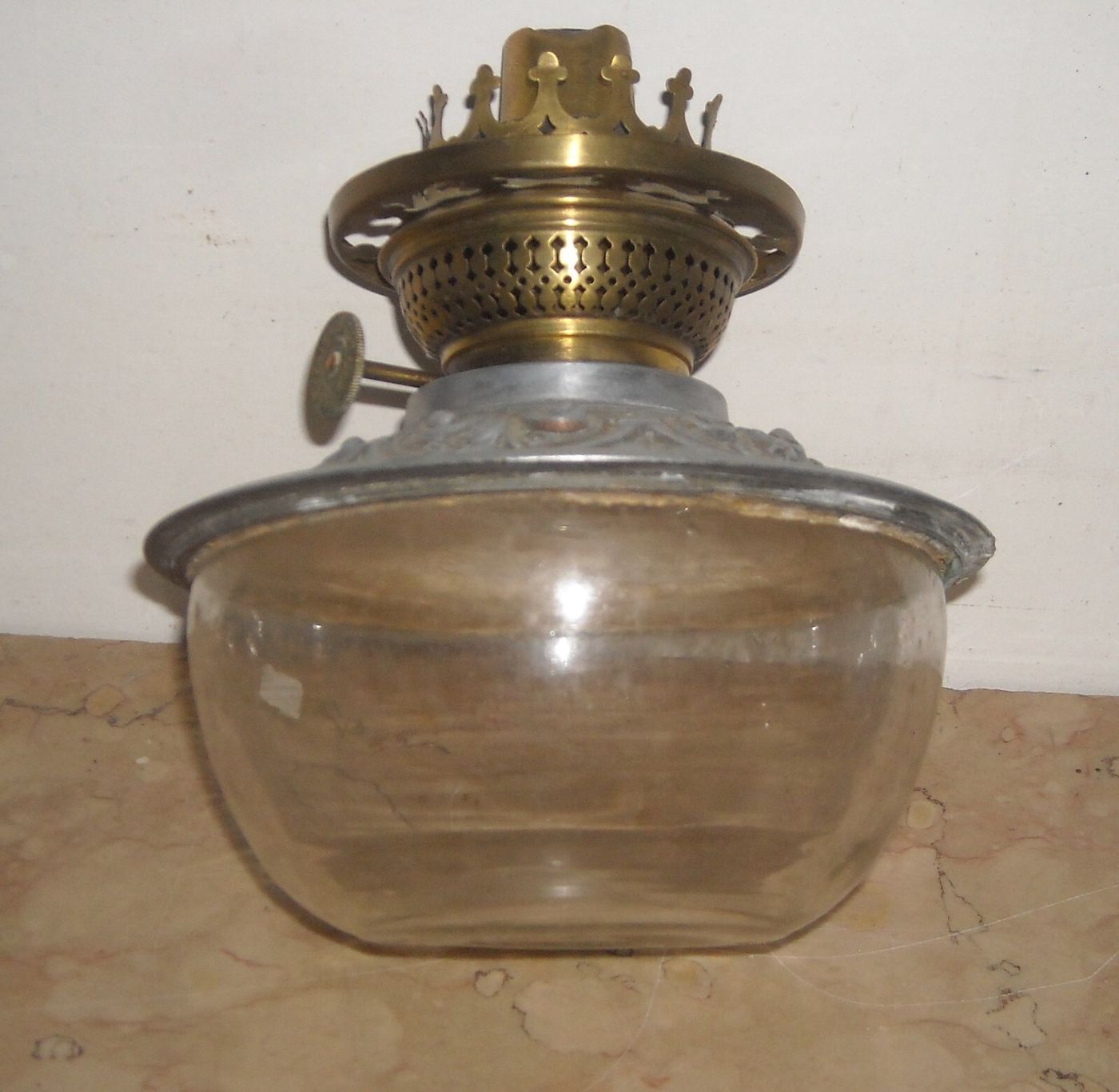 Antica Lampada In Vetro Con Artistica Copertura E Decori In Rilievo, Santini, Ferrara