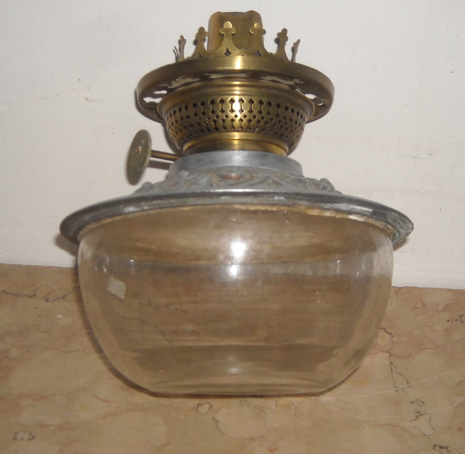 Antica Lampada In Vetro Con Artistica Copertura E Decori In Rilievo, Santini, Ferrara