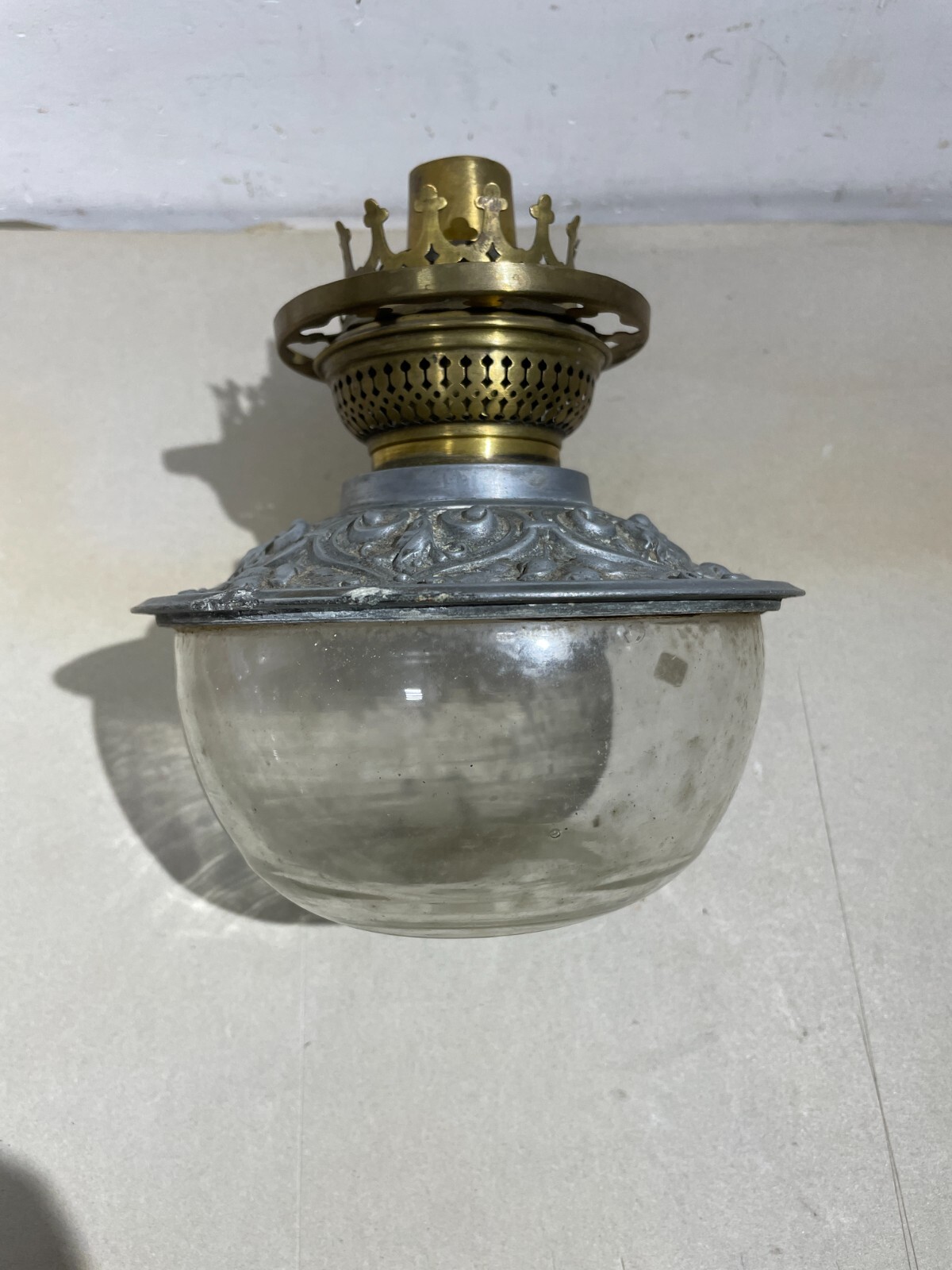 Antica Lampada In Vetro Con Artistica Copertura E Decori In Rilievo, Santini, Ferrara