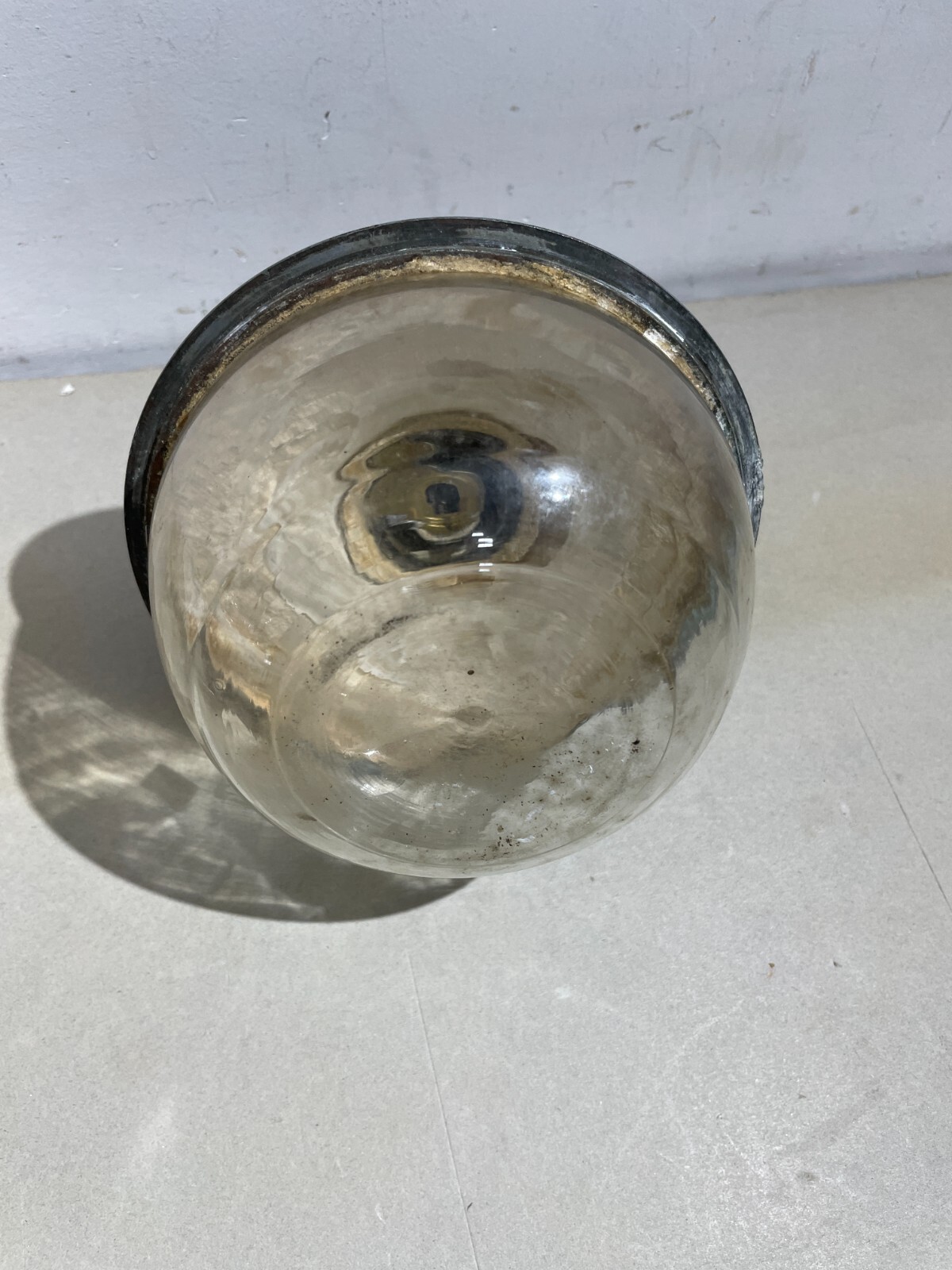 Antica Lampada In Vetro Con Artistica Copertura E Decori In Rilievo, Santini, Ferrara