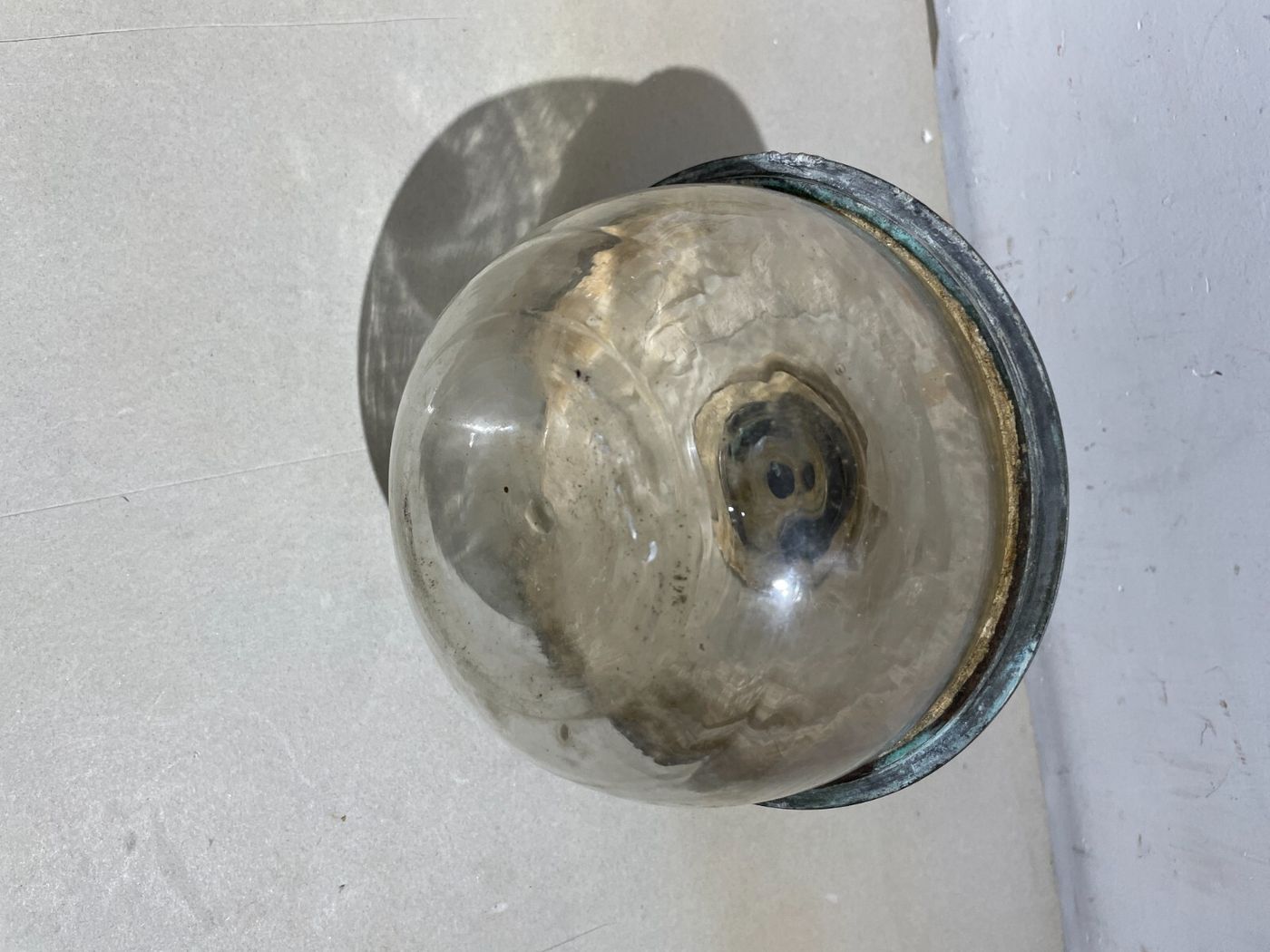 Antica Lampada In Vetro Con Artistica Copertura E Decori In Rilievo, Santini, Ferrara