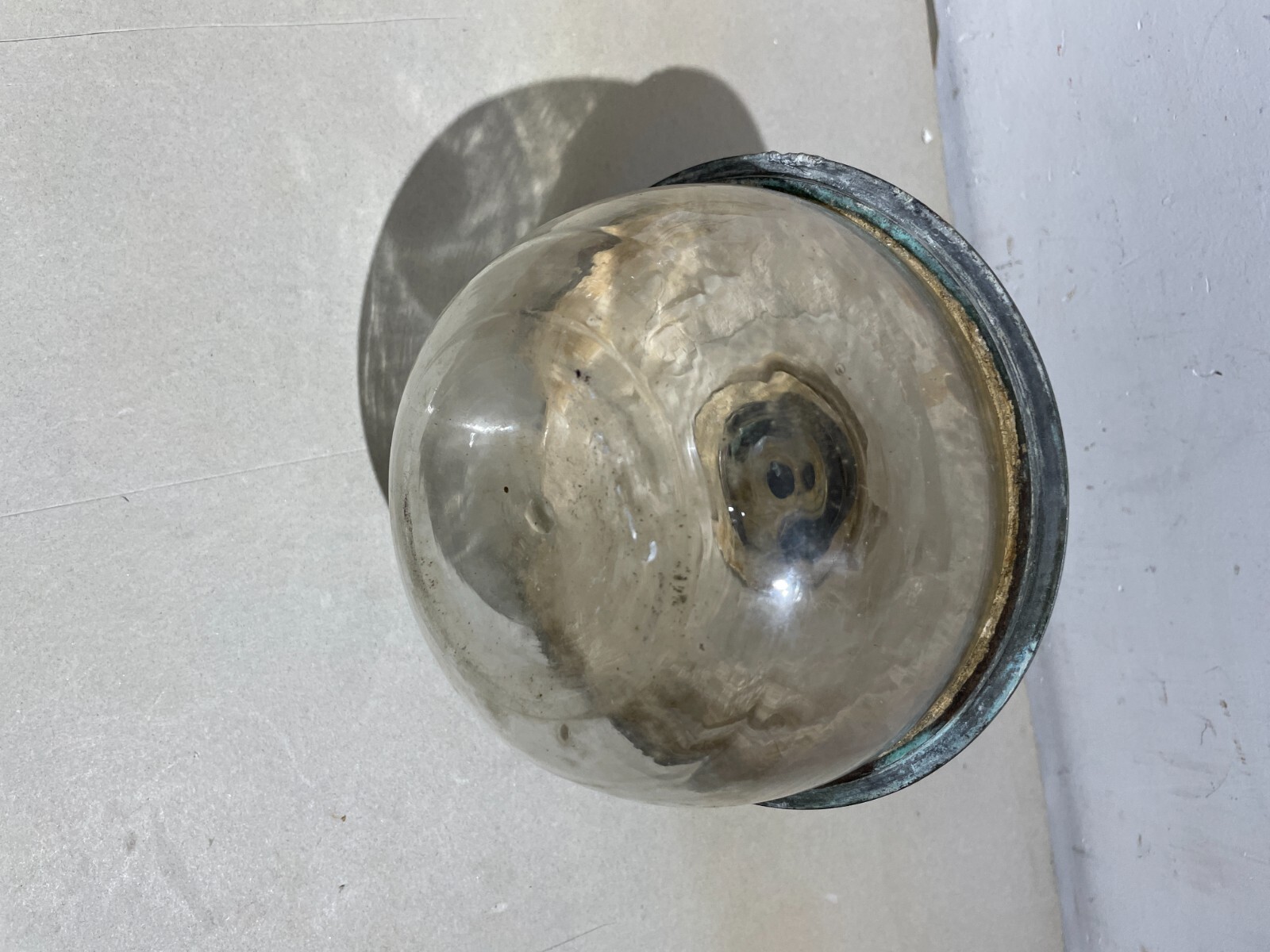 Antica Lampada In Vetro Con Artistica Copertura E Decori In Rilievo, Santini, Ferrara