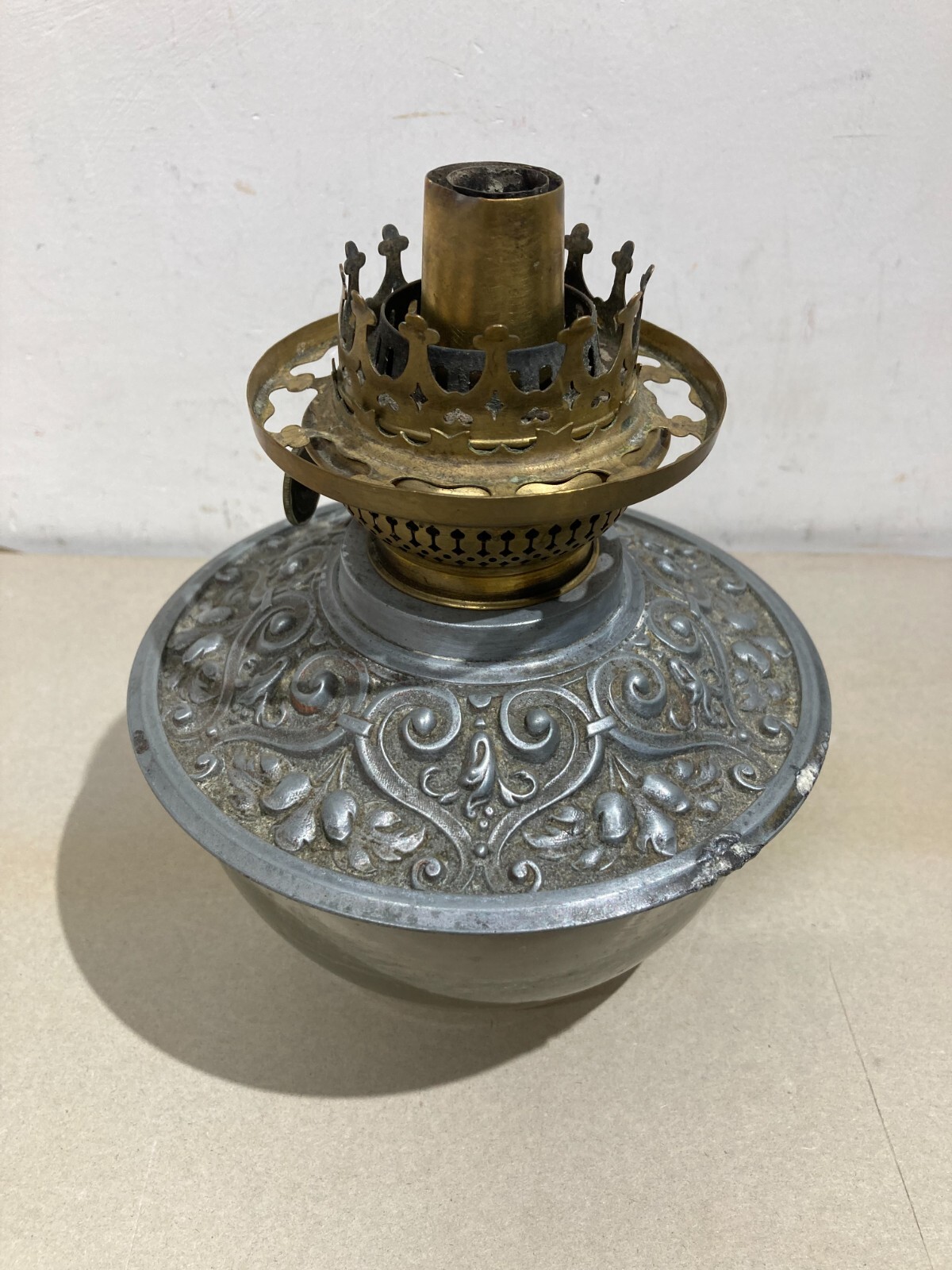 Antica Lampada In Vetro Con Artistica Copertura E Decori In Rilievo, Santini, Ferrara