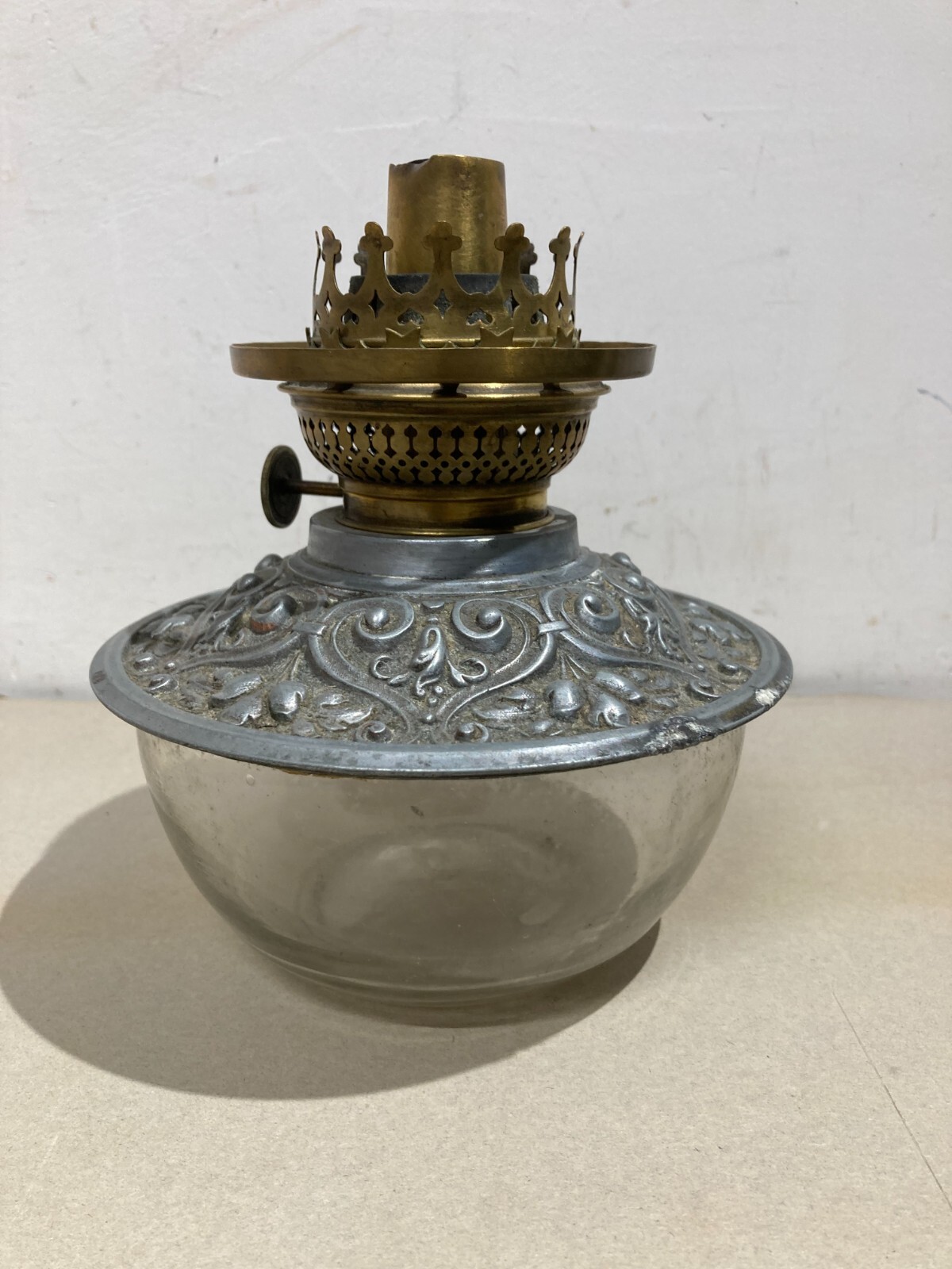 Antica Lampada In Vetro Con Artistica Copertura E Decori In Rilievo, Santini, Ferrara