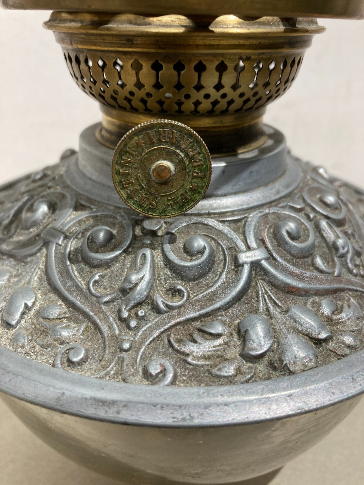 Antica Lampada In Vetro Con Artistica Copertura E Decori In Rilievo, Santini, Ferrara