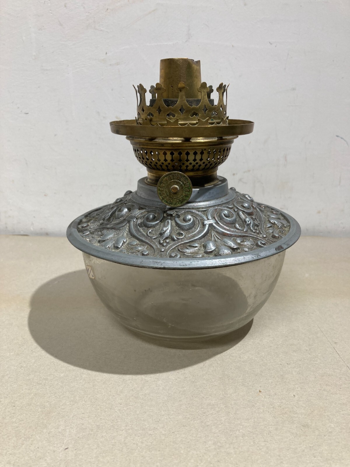 Antica Lampada In Vetro Con Artistica Copertura E Decori In Rilievo, Santini, Ferrara