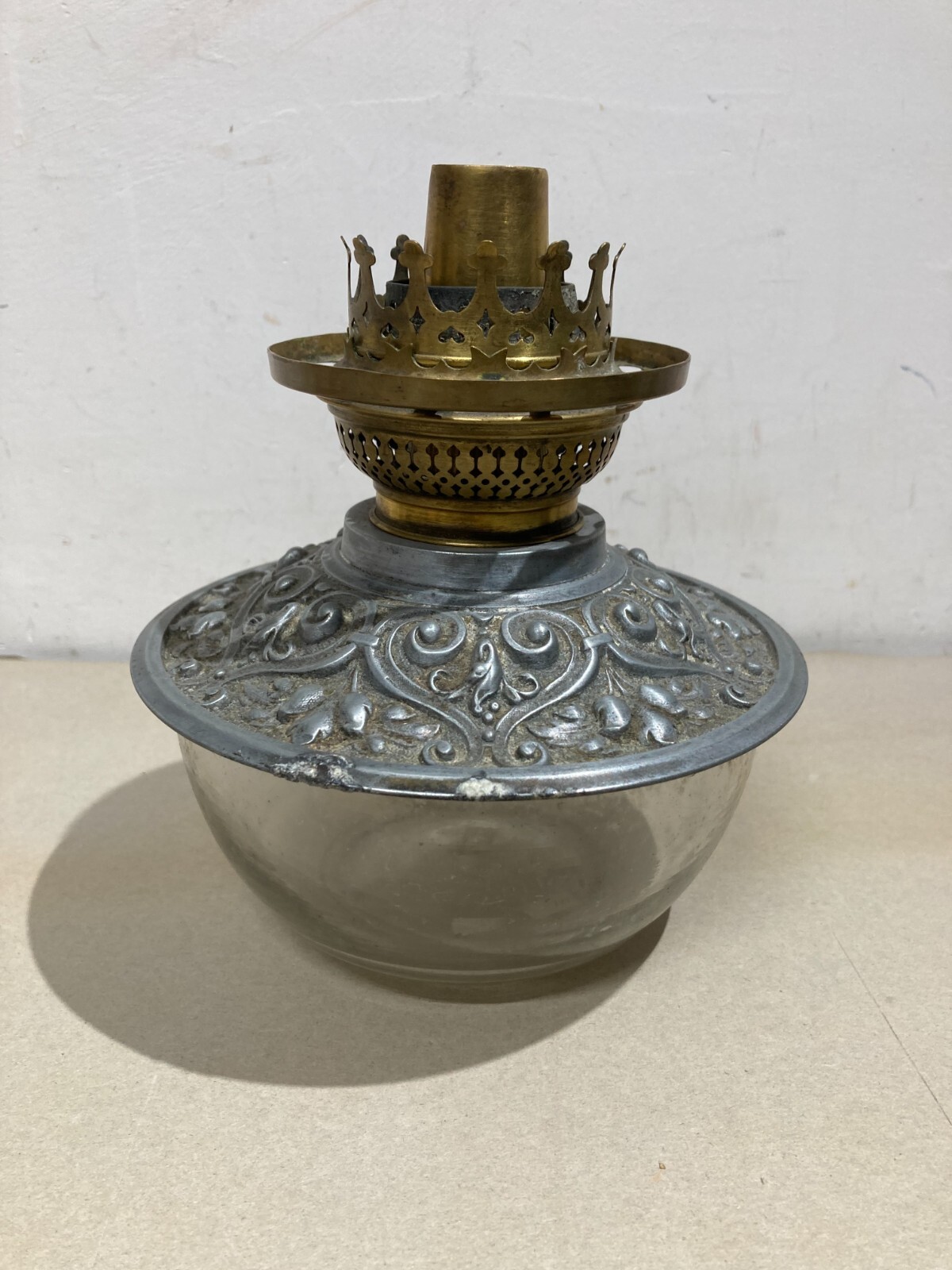 Antica Lampada In Vetro Con Artistica Copertura E Decori In Rilievo, Santini, Ferrara