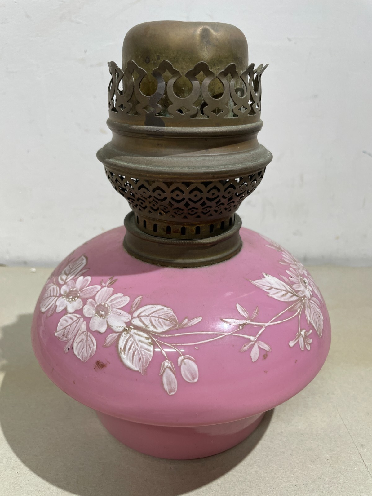 Antica Lampada In Vetro Opaline Rosa Con Decoro Floreale, Stile Liberty