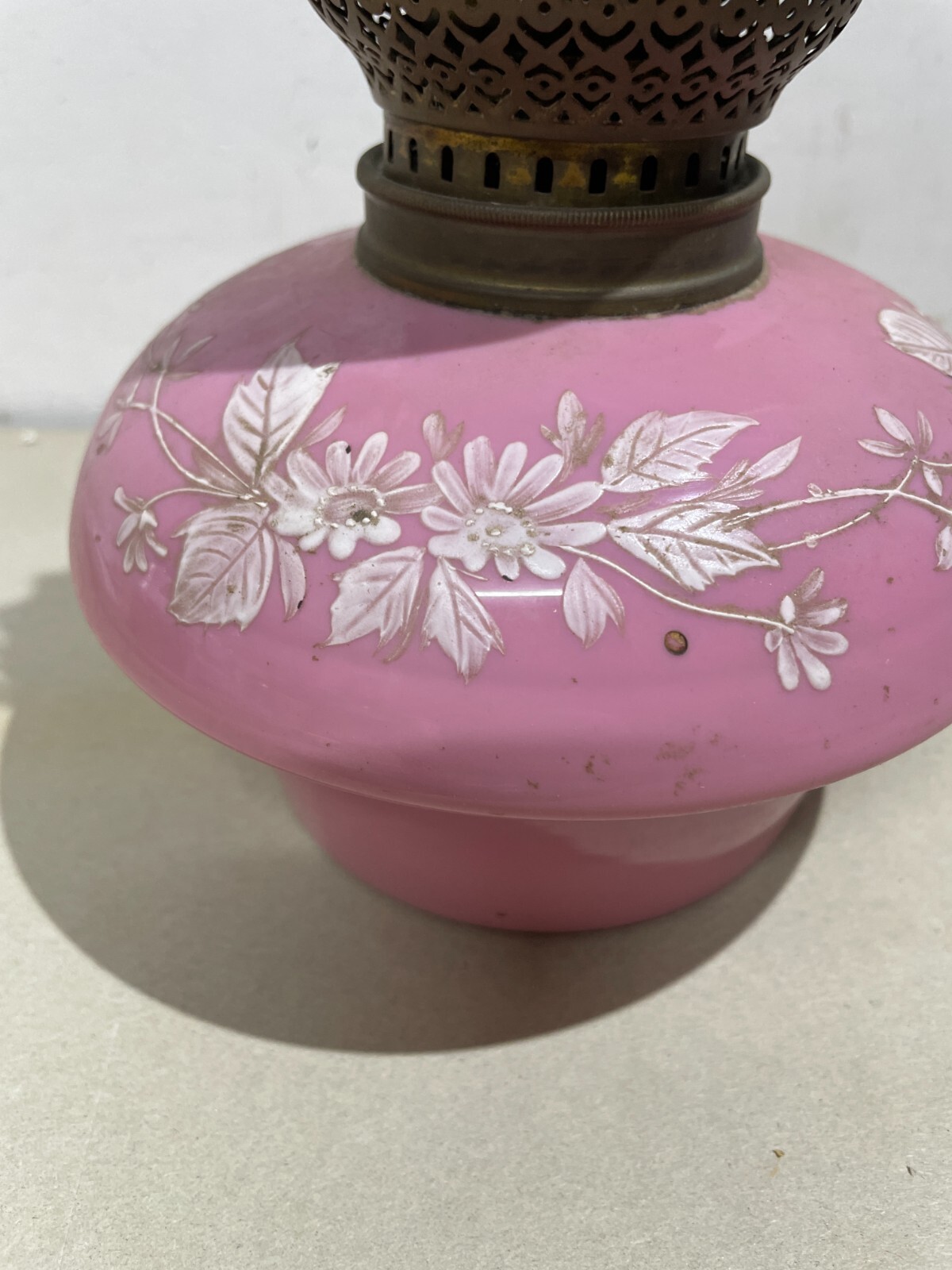Antica Lampada In Vetro Opaline Rosa Con Decoro Floreale, Stile Liberty