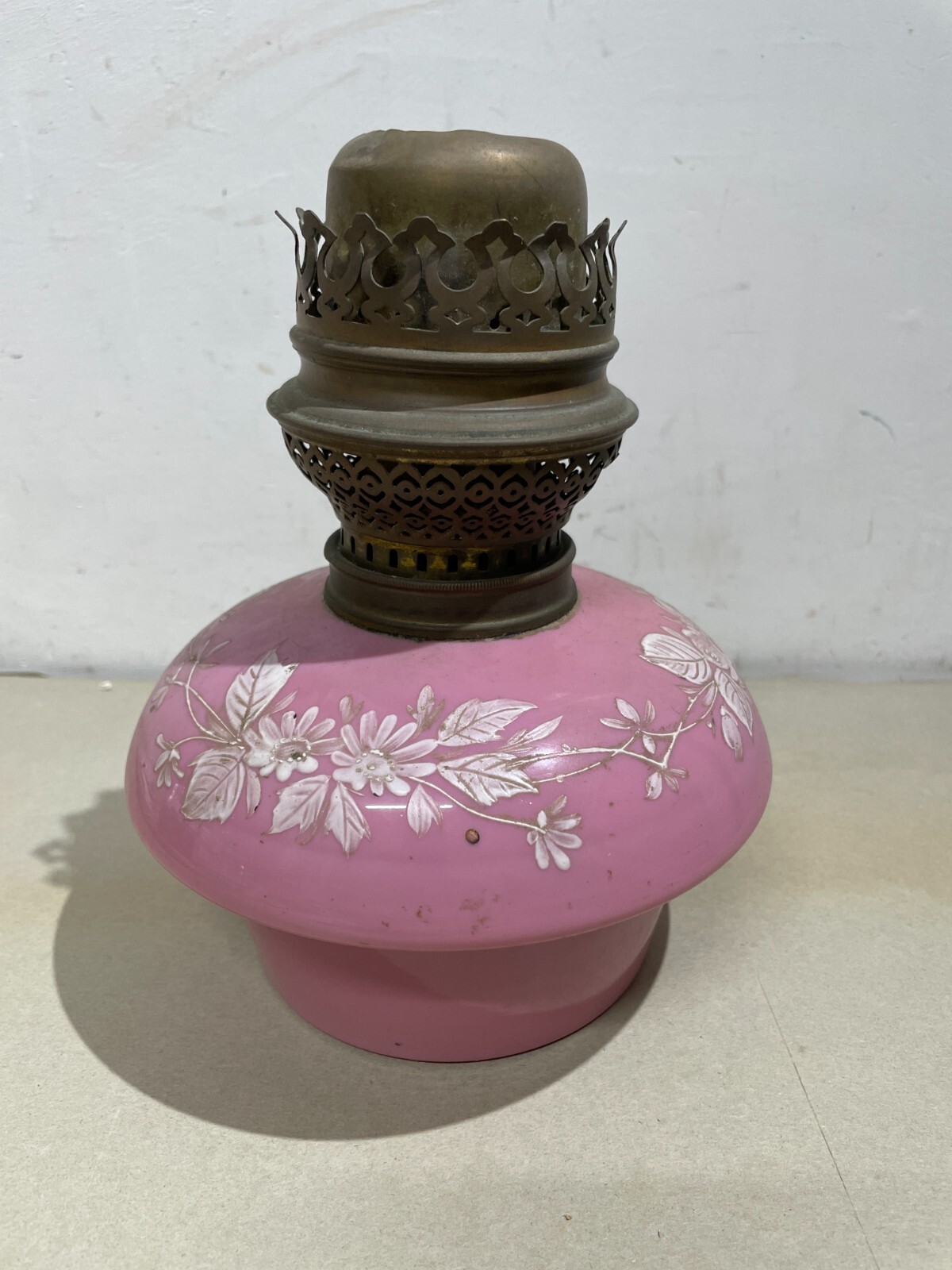 Antica Lampada In Vetro Opaline Rosa Con Decoro Floreale, Stile Liberty