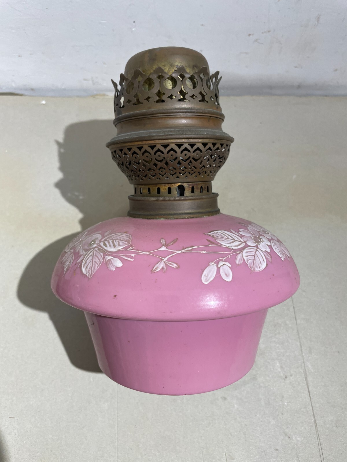 Antica Lampada In Vetro Opaline Rosa Con Decoro Floreale, Stile Liberty